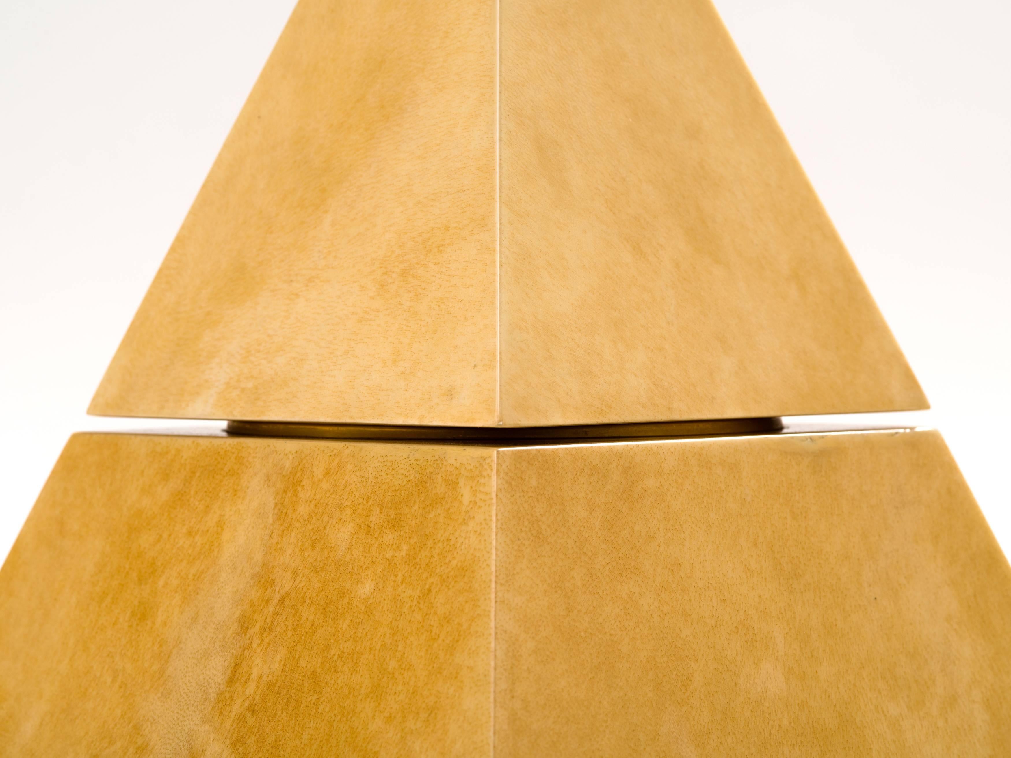 Lackierte Ziegenleder Pyramiden-Eiskübel oder Weinkühler-Skulptur von Aldo Tura (Italienisch) im Angebot