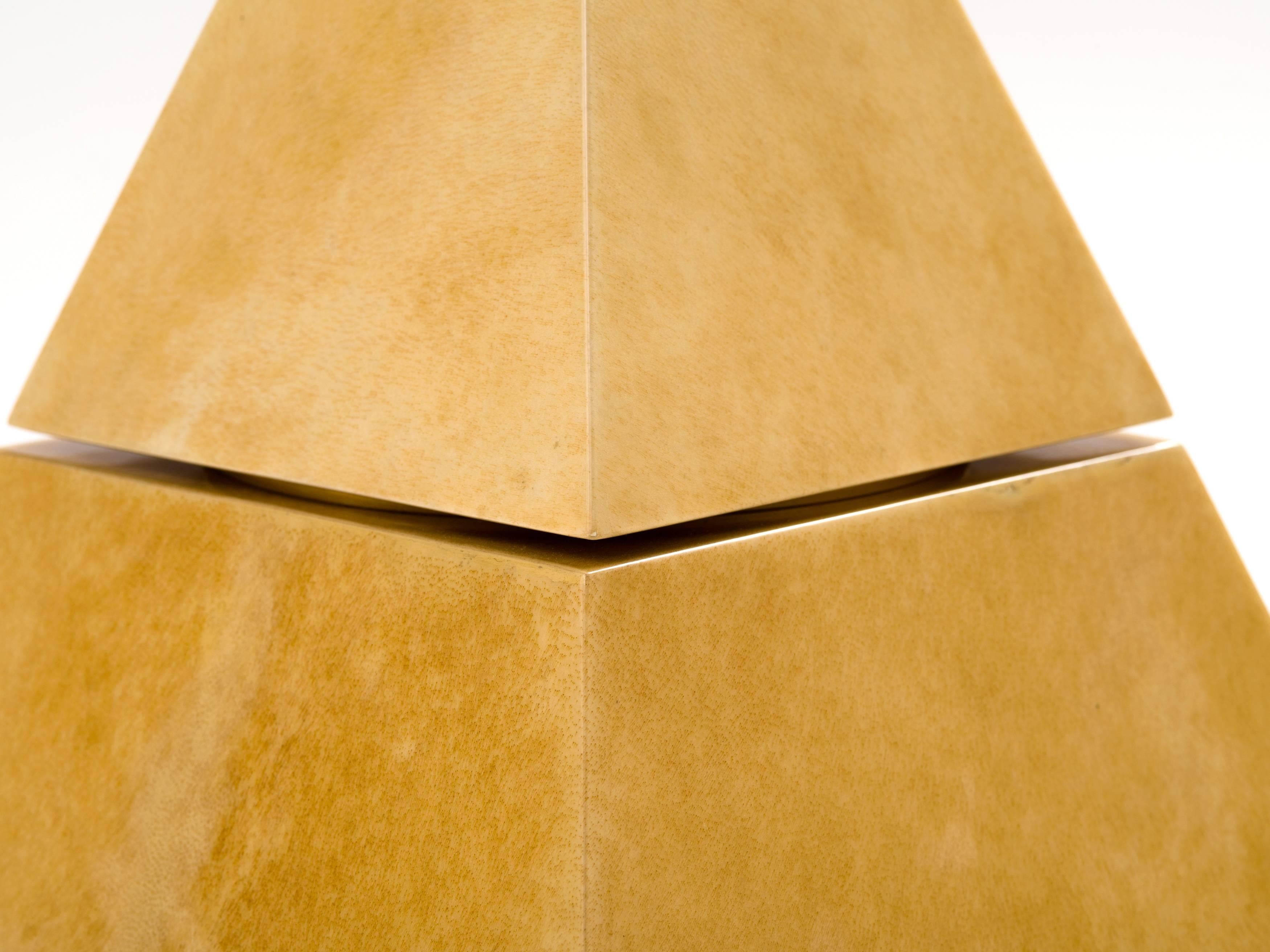 Laqué Seau à glace ou seau à vin pyramidal en peau de chèvre laquée - Sculpture d'Aldo Tura en vente