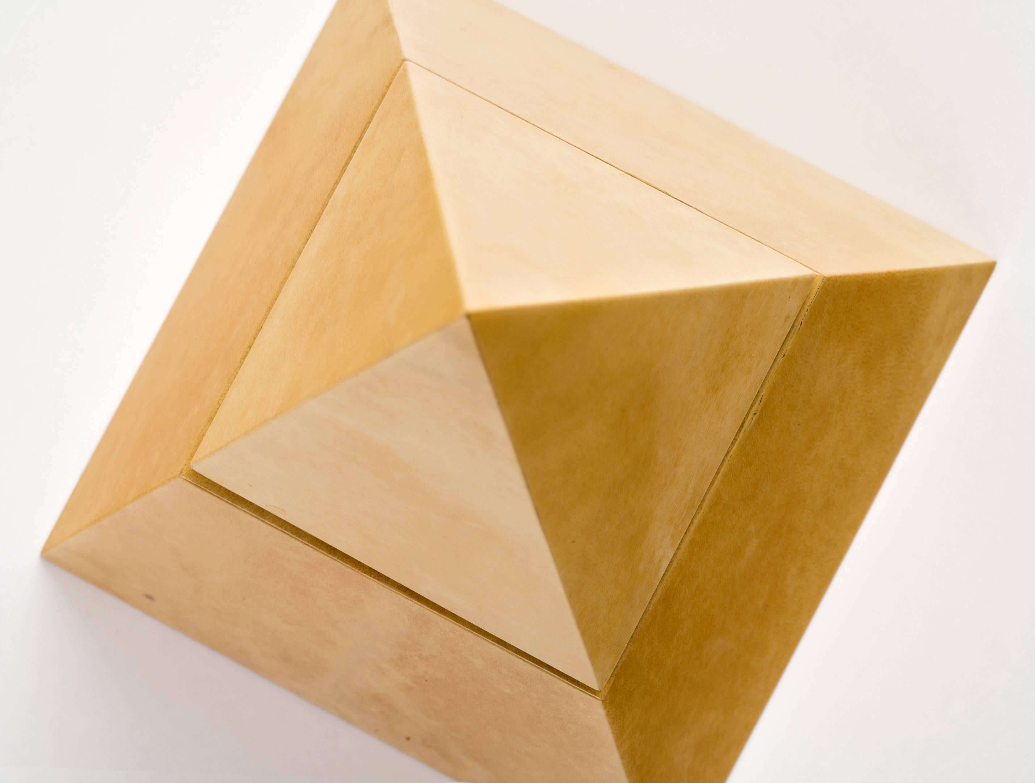Lackierte Ziegenleder Pyramiden-Eiskübel oder Weinkühler-Skulptur von Aldo Tura (20. Jahrhundert) im Angebot