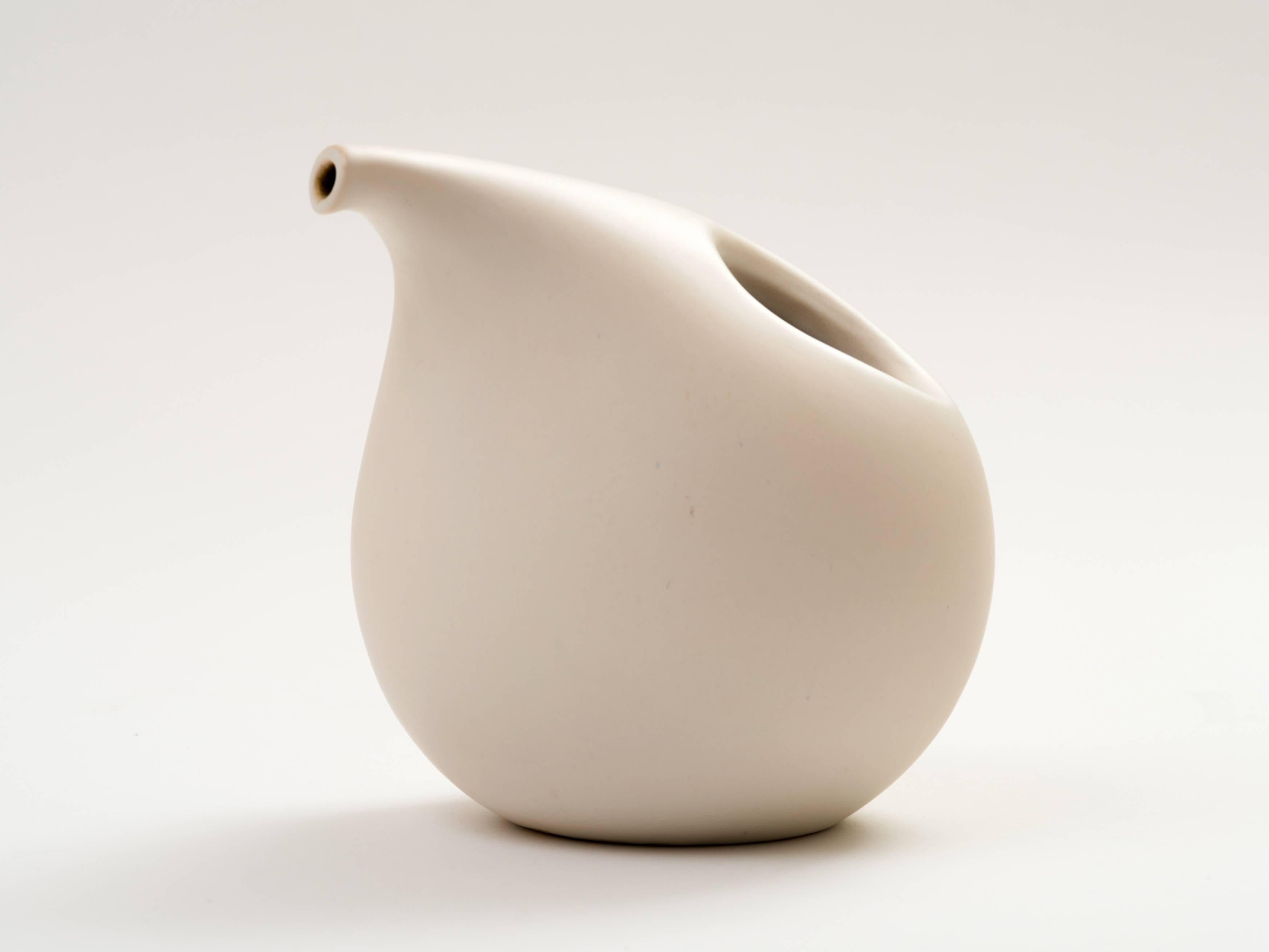 Modernist White Ceramic Vase with Handle, 1960s In Good Condition For Sale In Brooklyn, NY