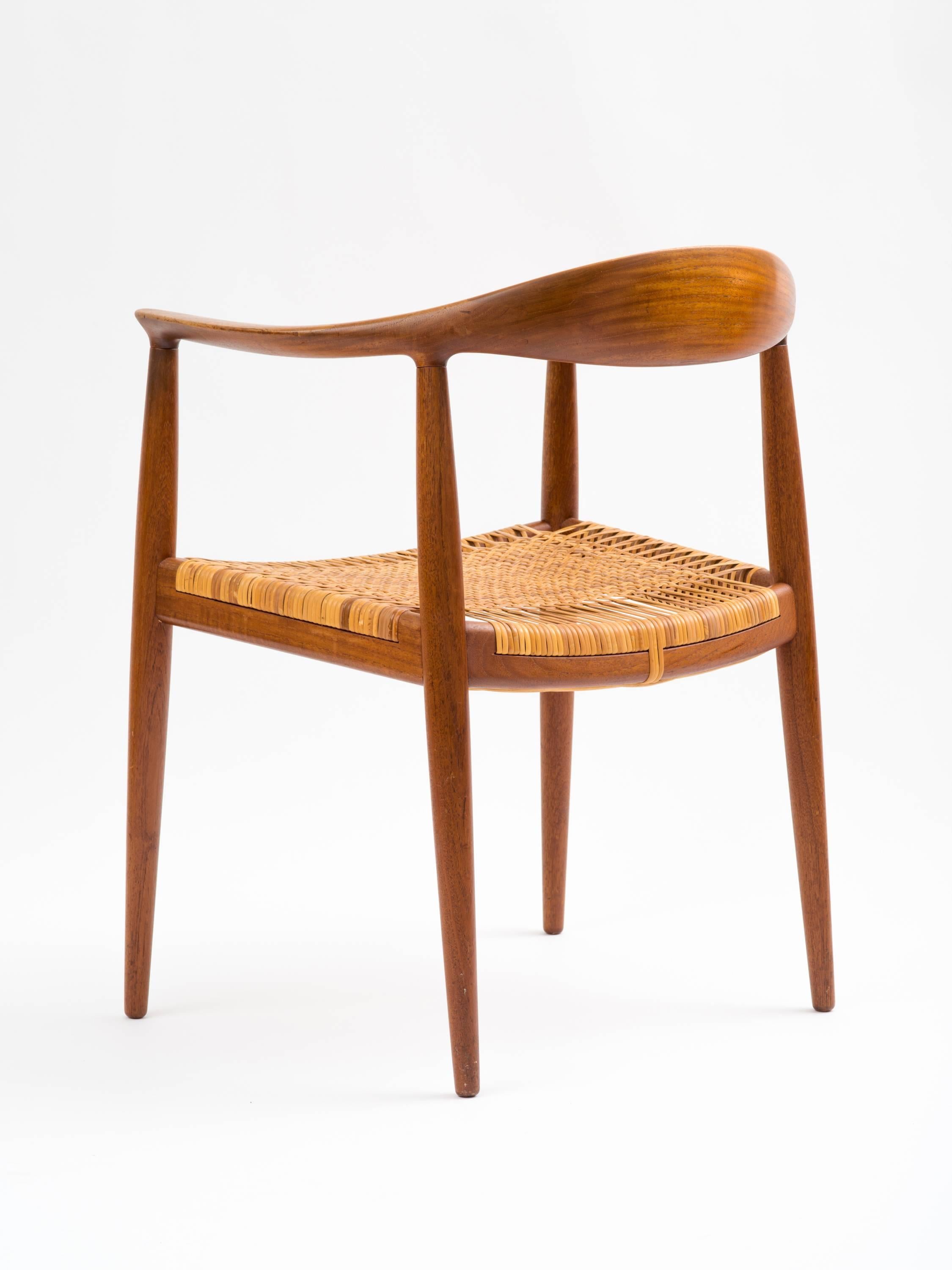 Hans J Wegner: Modell JH501 „Stuhl Modell JH501“ aus Teakholz mit originalem Rohrsitz  im Zustand „Gut“ im Angebot in Brooklyn, NY