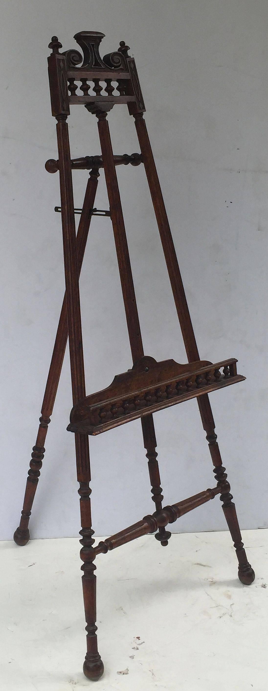 French Display Easel of Turned Oak In Excellent Condition In Austin, TX