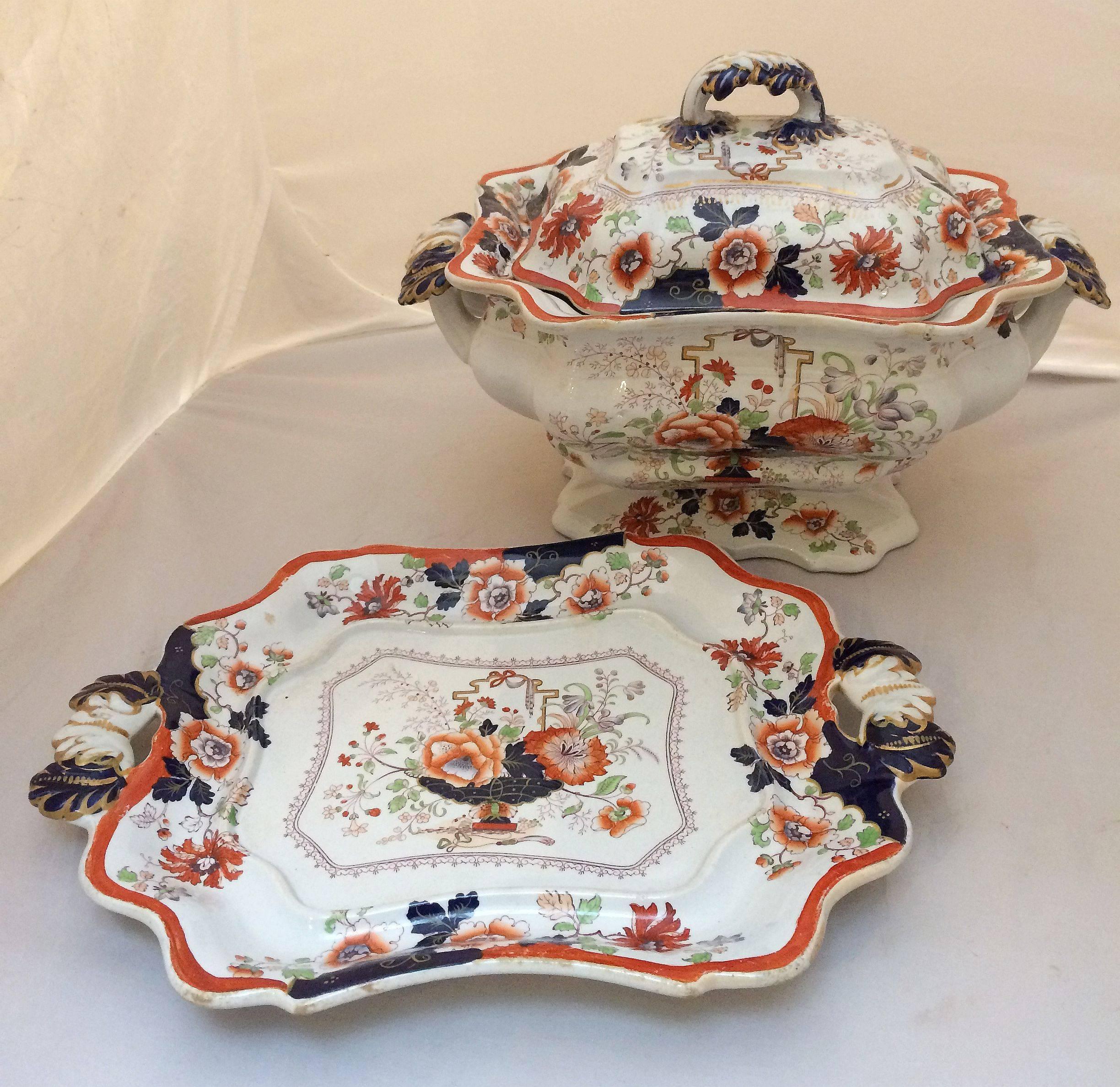 English Ironstone Tureen with Lid and Under-Tray from the Early 19th Century In Good Condition For Sale In Austin, TX
