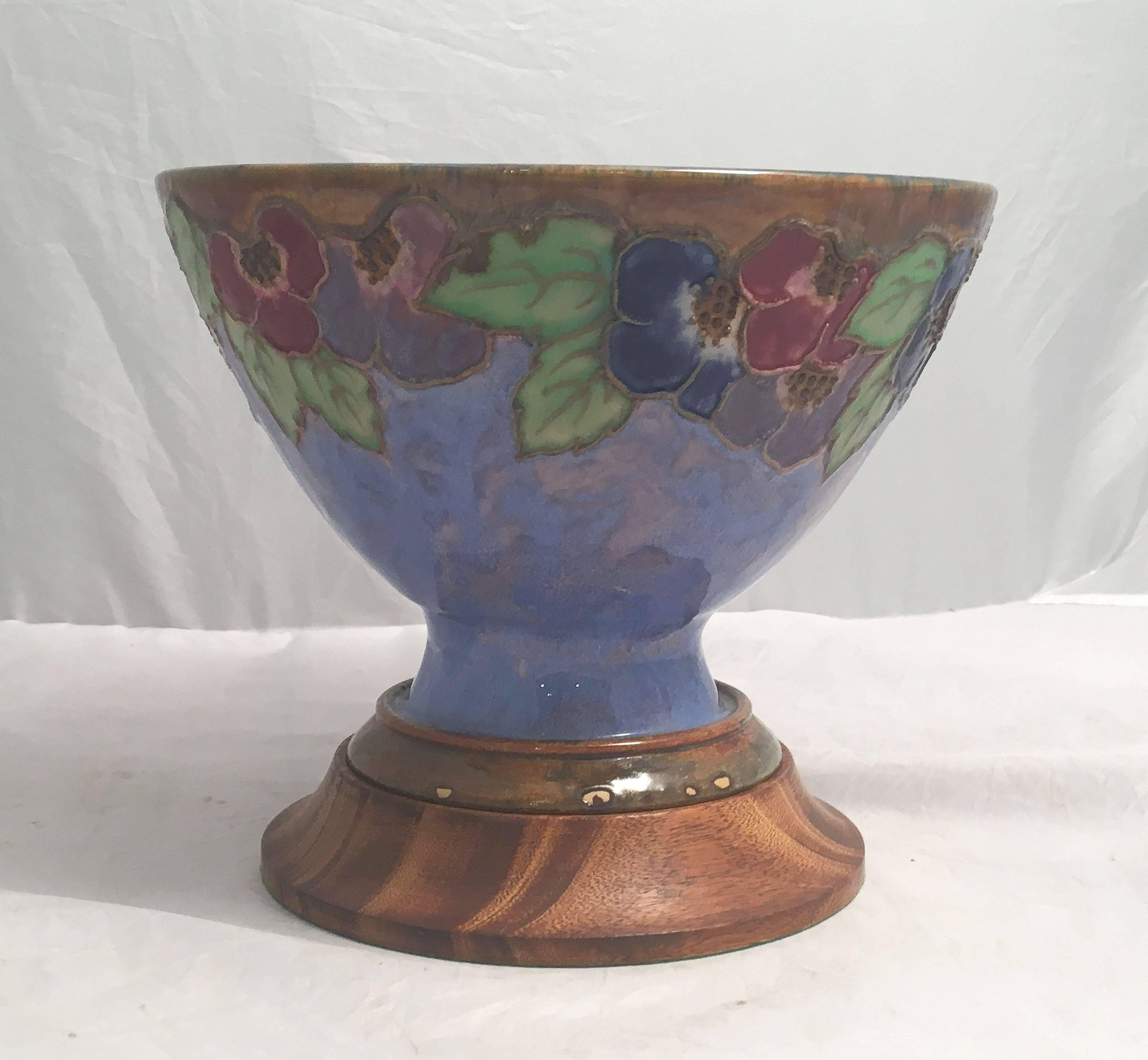 Eine feine, dekorative Keramikschüssel aus der Arts & Crafts-Periode, die auf einem runden, gedrechselten Holzsockel steht, von der berühmten englischen Keramikfirma Royal Doulton. Eingeprägtes Zeichen am Sockel.