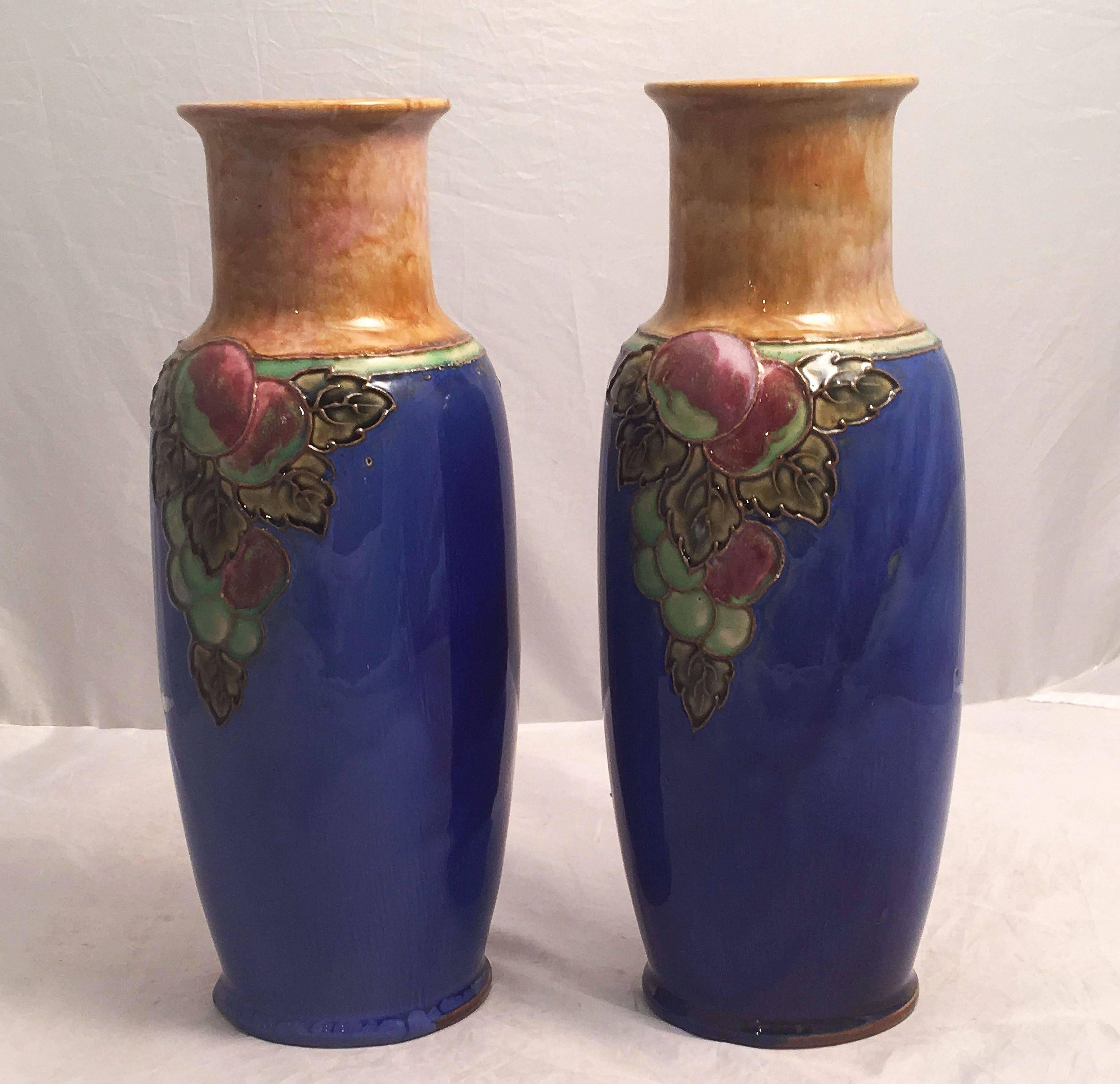 Vernissé Vases à grappes de raisins Royal Doulton de la période Arts and Crafts en vente