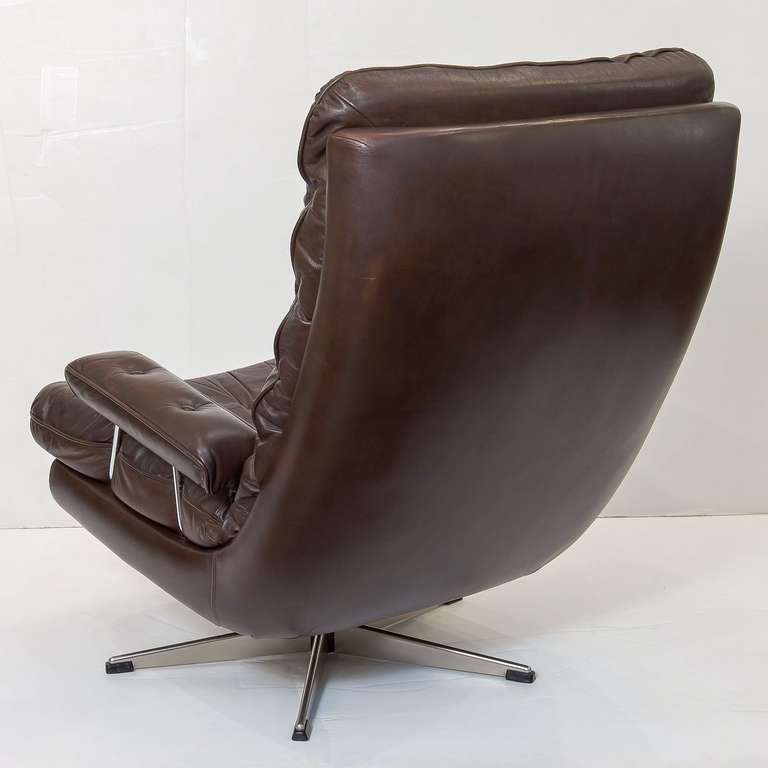 Modern Danish Swivel Lounge Chair of Tufted Leather