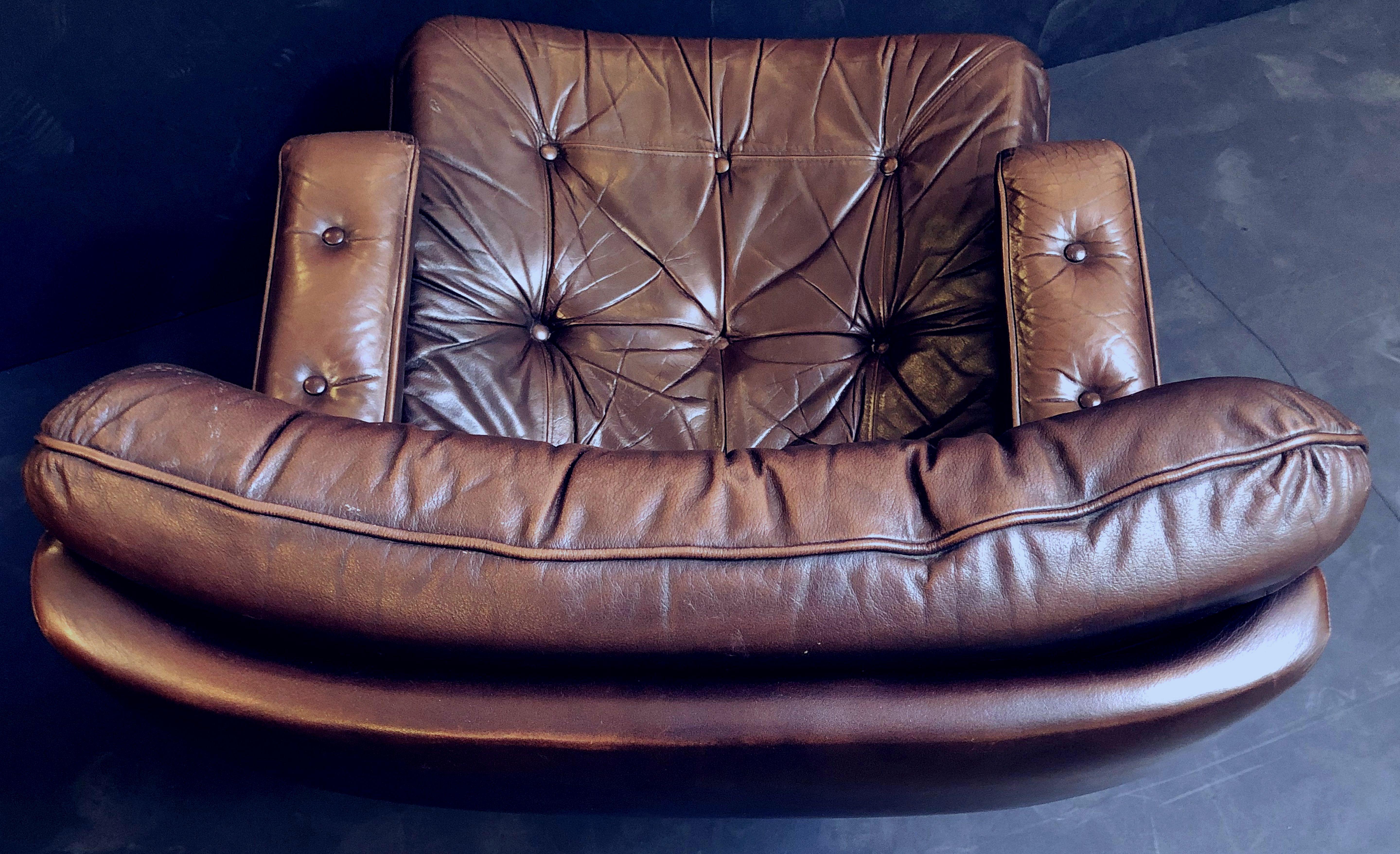 20th Century Danish Swivel Lounge Chair of Tufted Leather