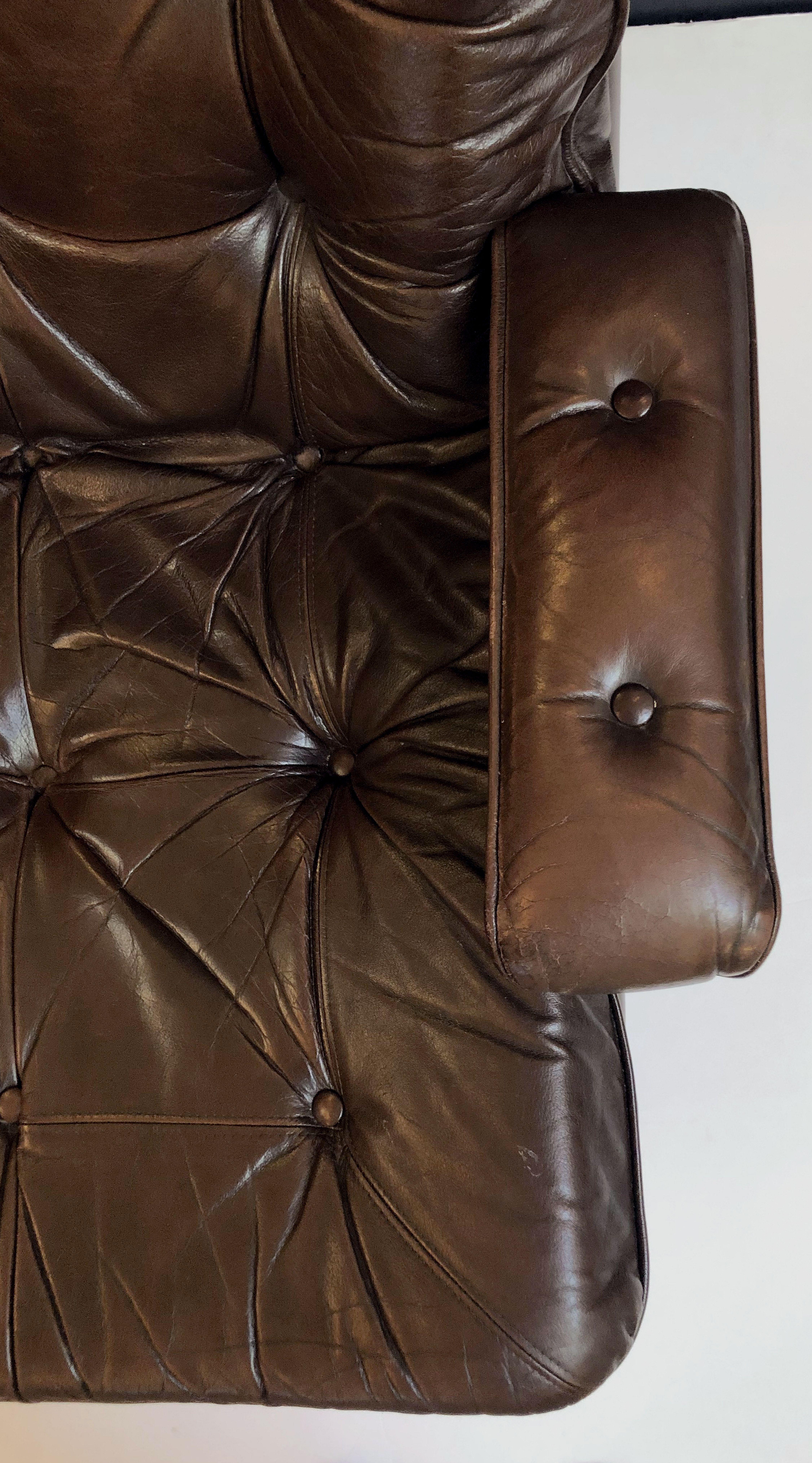 Danish Swivel Lounge Chair of Tufted Leather 5