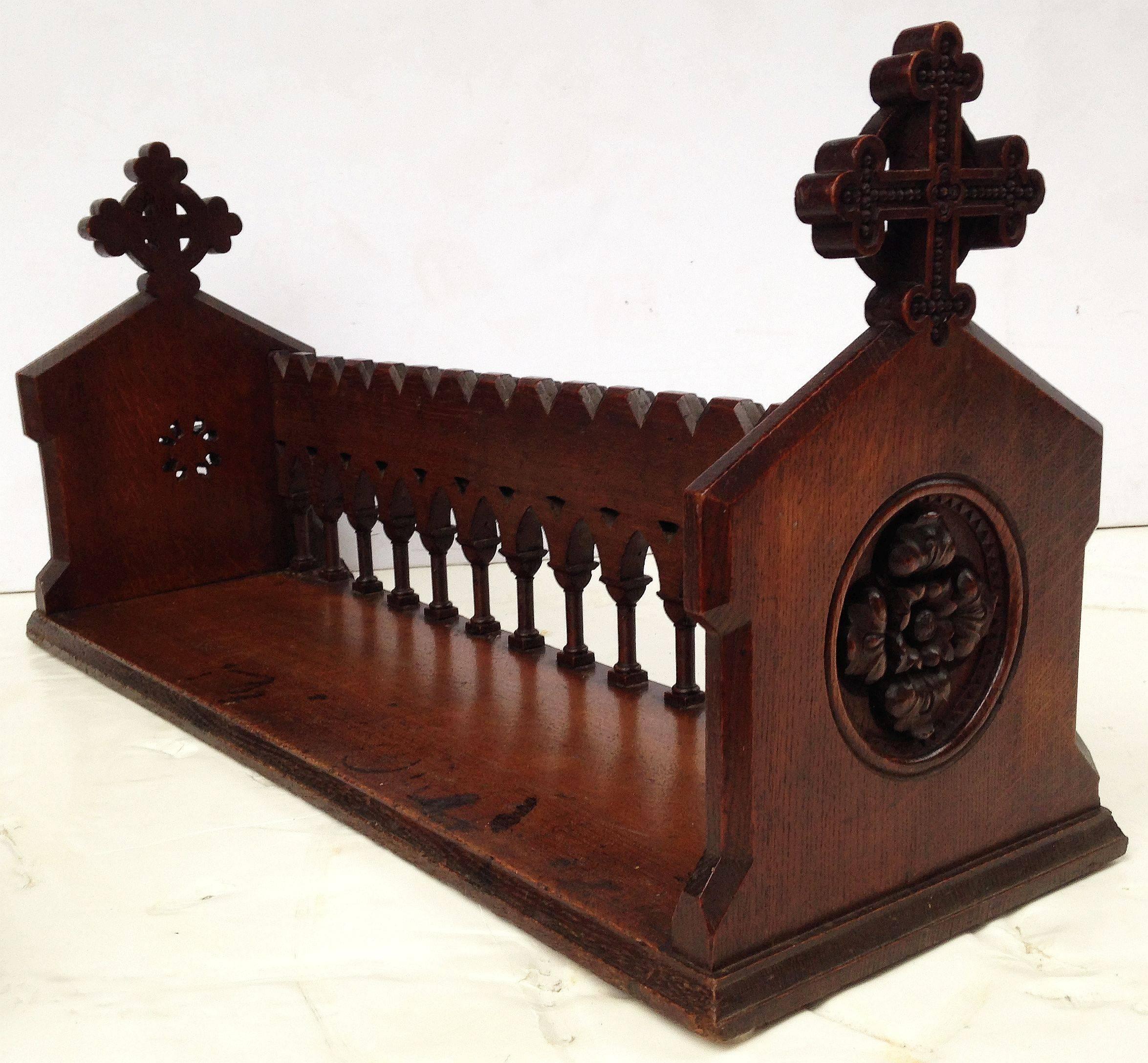 English Ecclesiastical Book Trough in the Gothic Style In Excellent Condition In Austin, TX