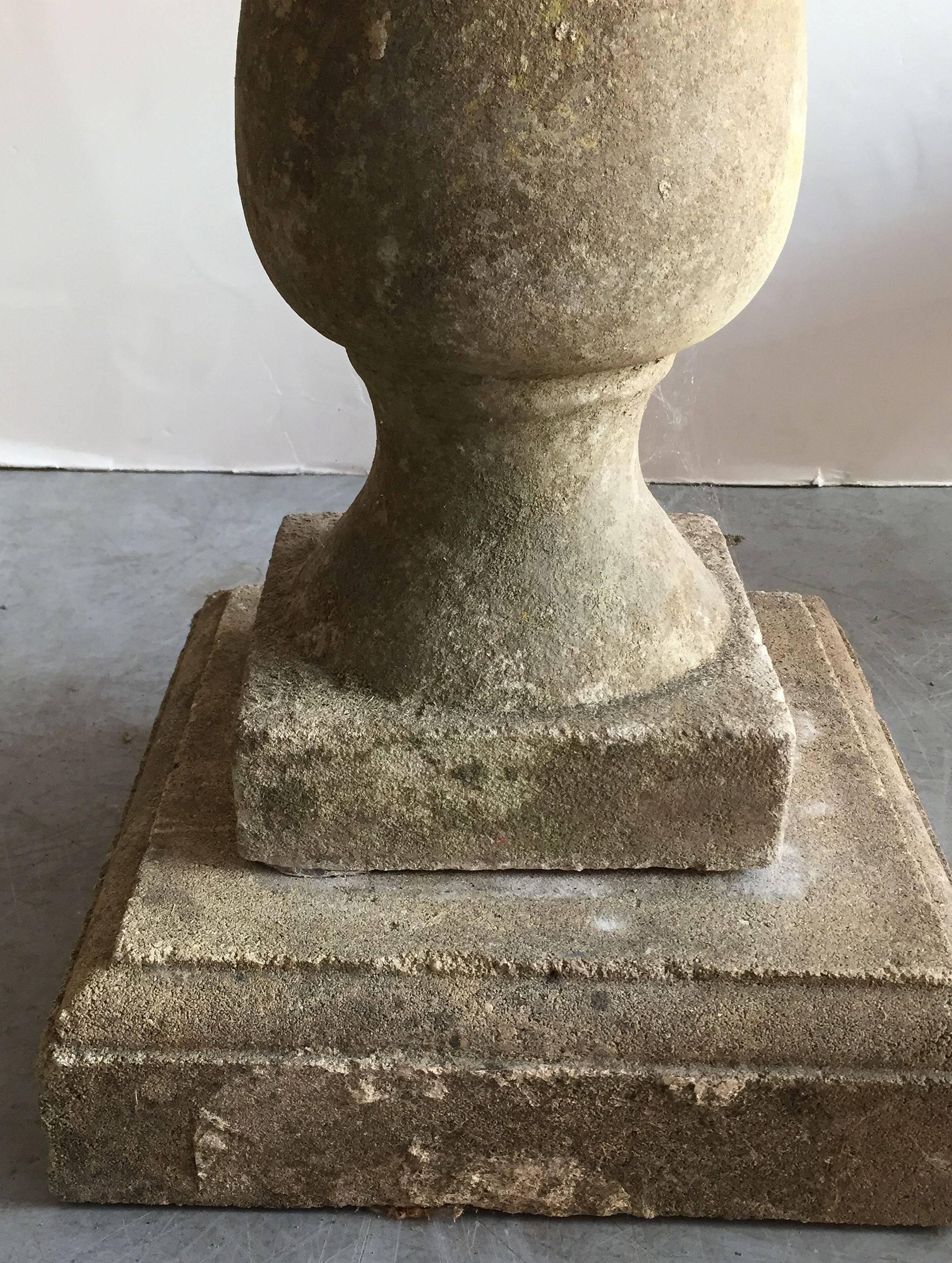 Large English Garden Stone Bird Bath In Excellent Condition In Austin, TX