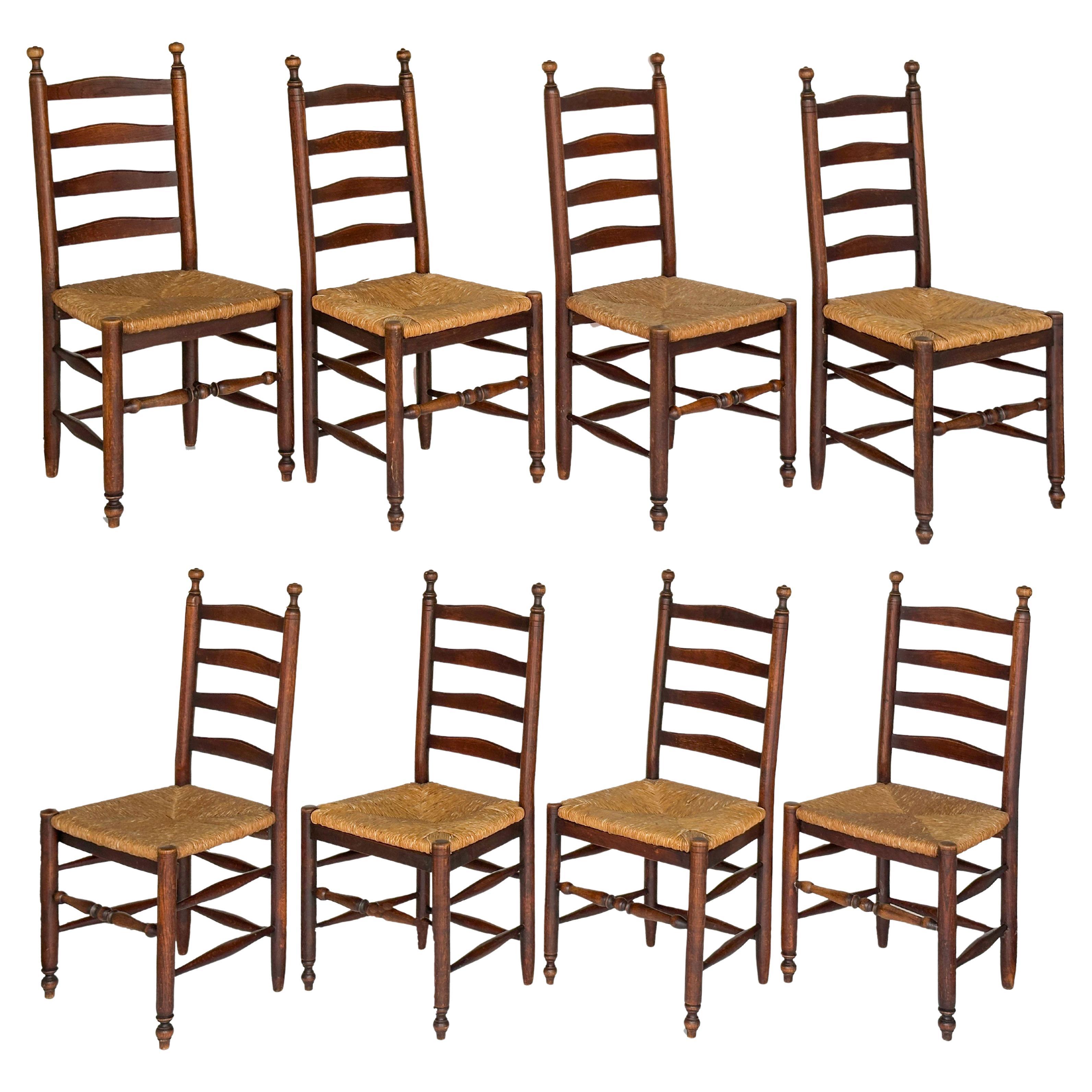 Ensemble de huit chaises anglaises à dossier échelonné et à assise en jonc