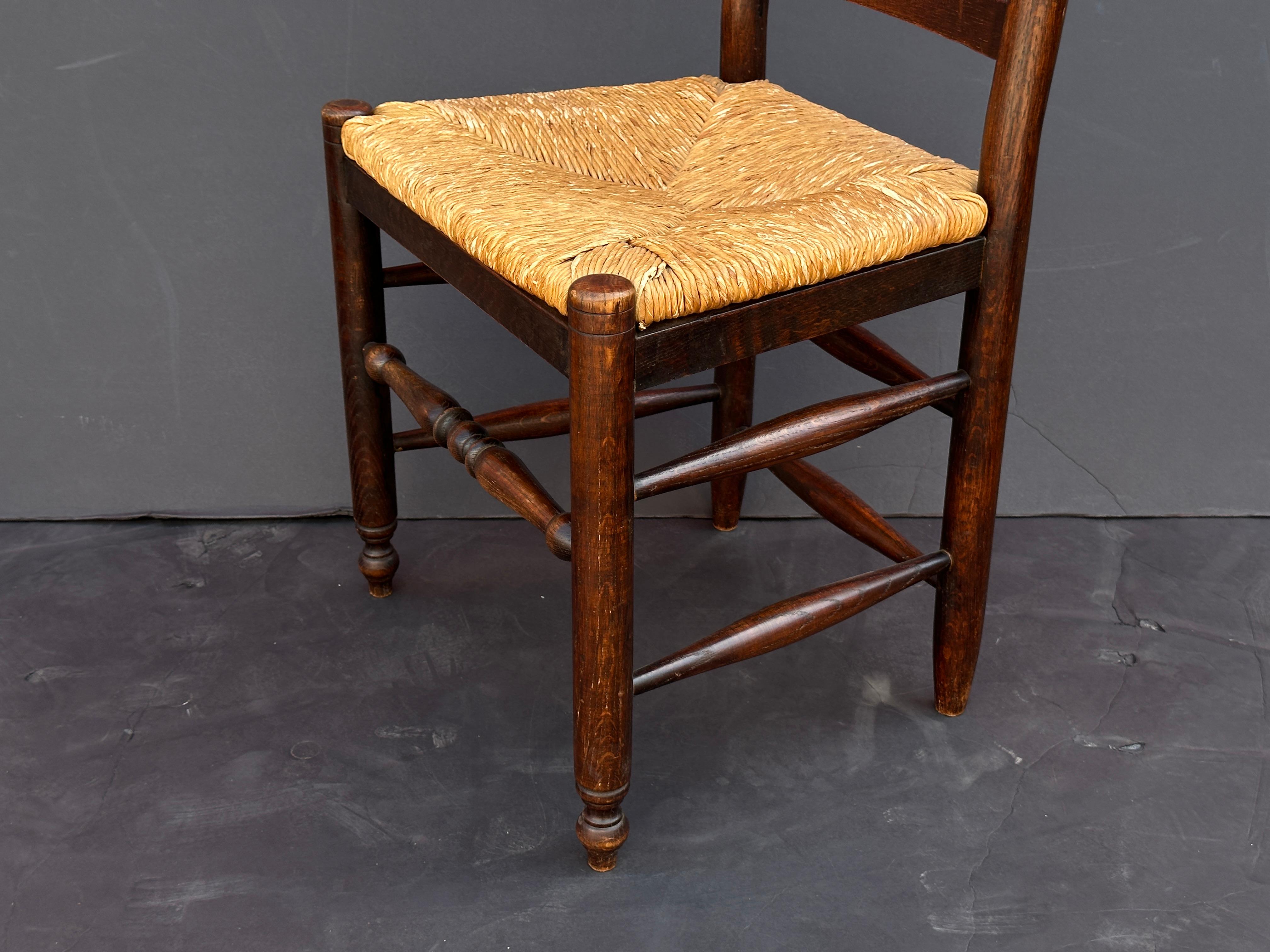 Jonc Ensemble de huit chaises anglaises à dossier échelonné et à assise en jonc en vente
