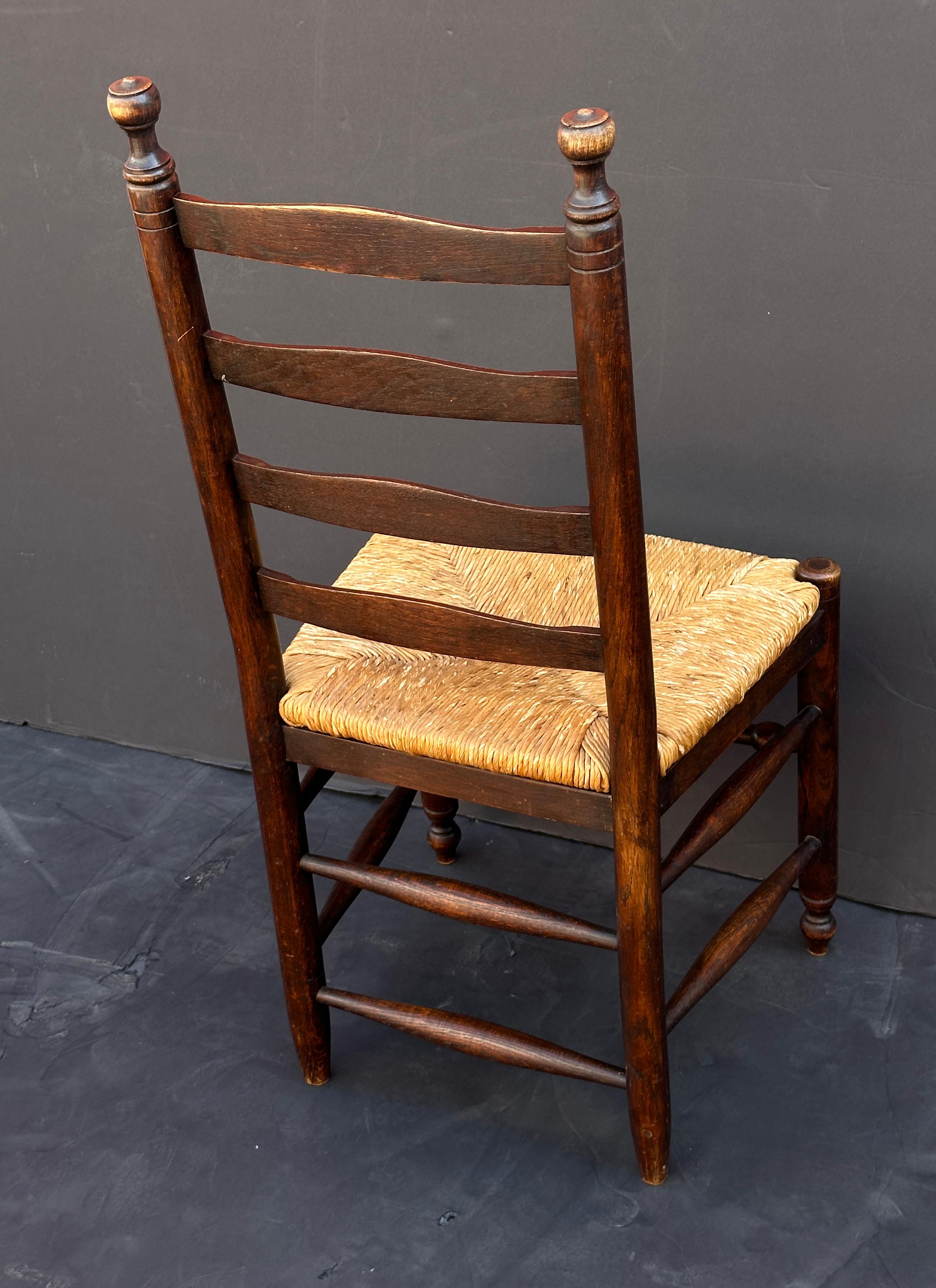 Ensemble de huit chaises anglaises à dossier échelonné et à assise en jonc en vente 2
