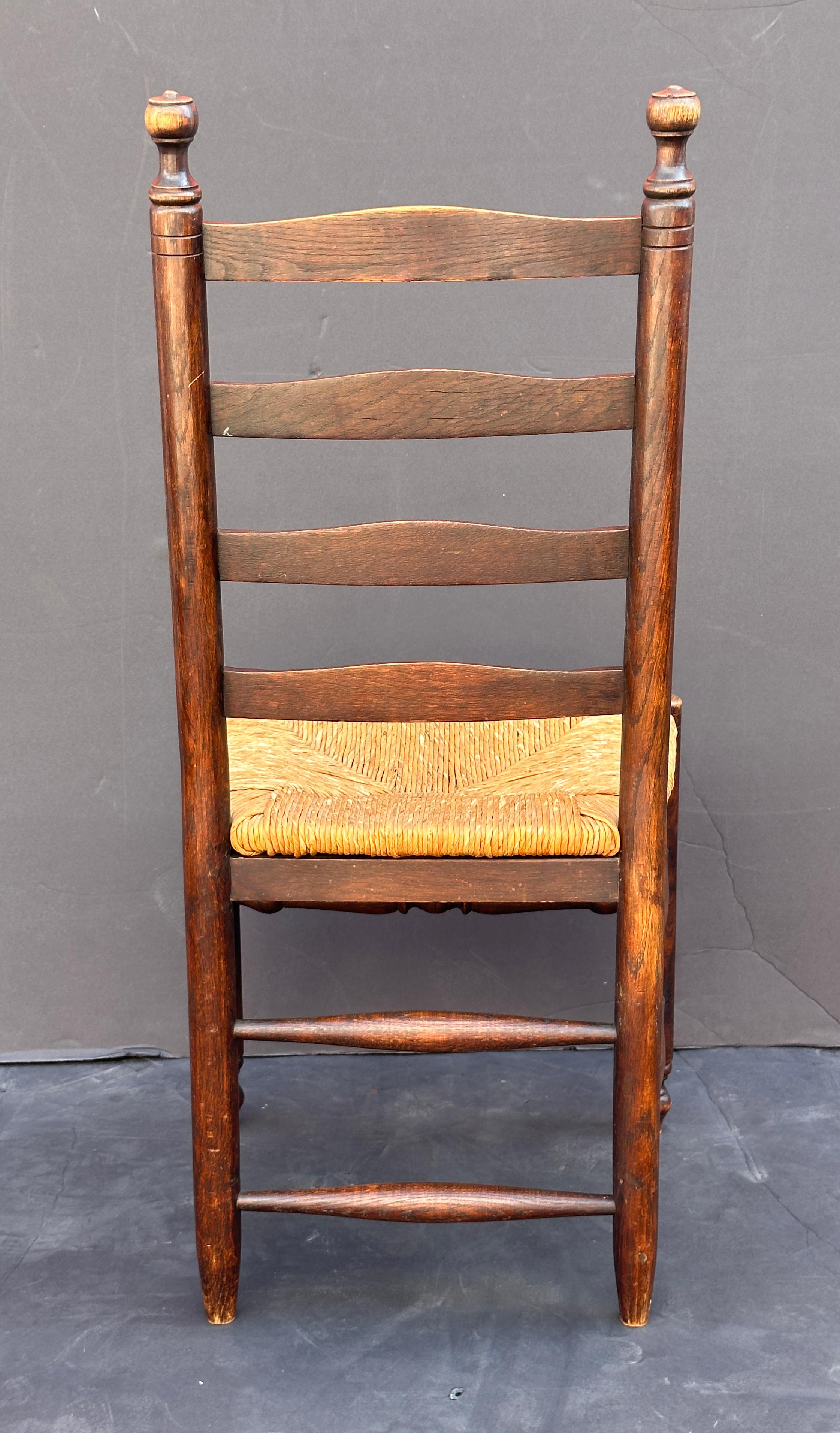 Ensemble de huit chaises anglaises à dossier échelonné et à assise en jonc en vente 5
