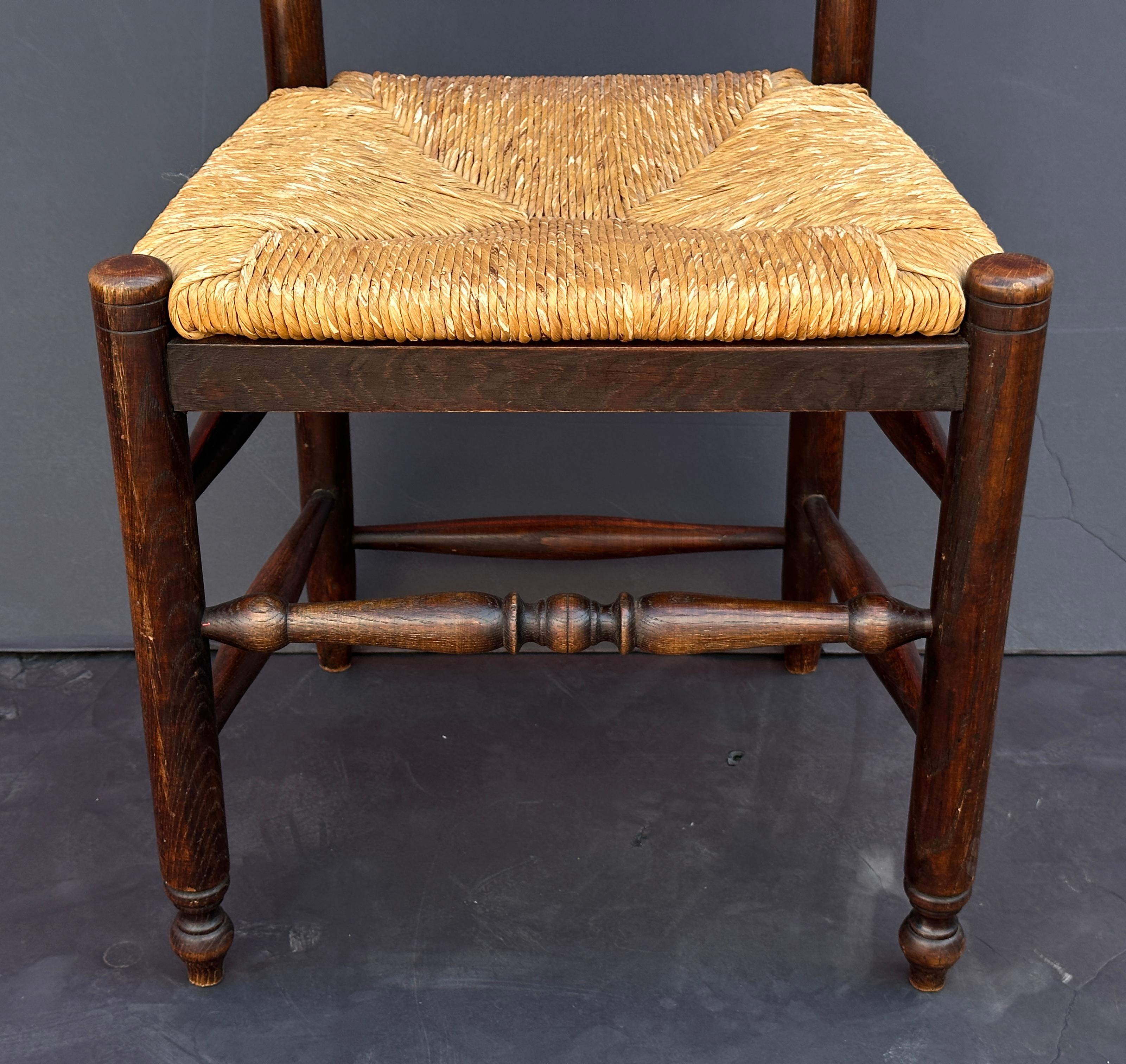 Ensemble de huit chaises anglaises à dossier échelonné et à assise en jonc en vente 1