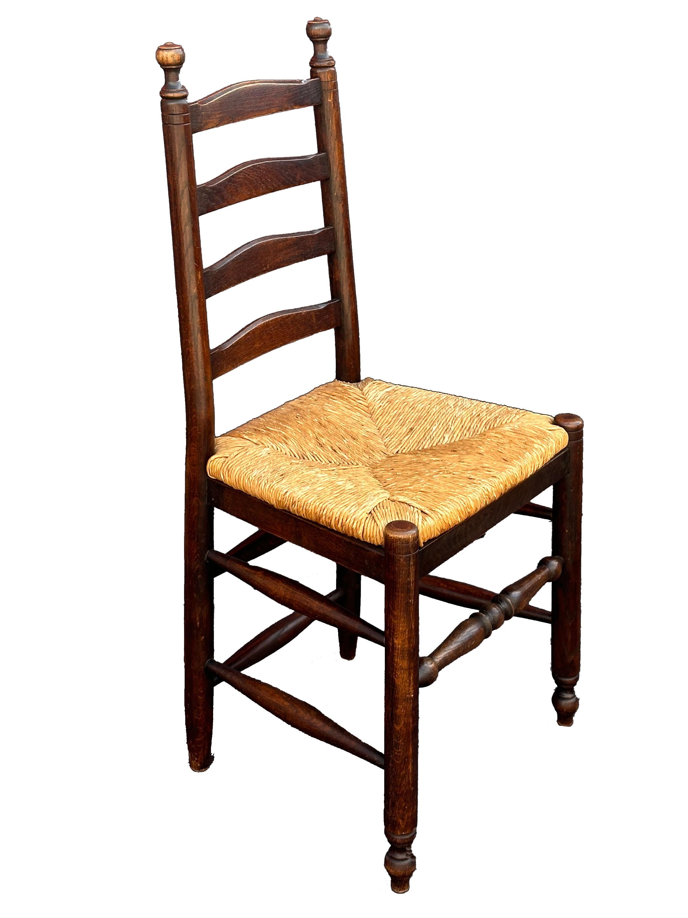 Rustique Ensemble de huit chaises anglaises à dossier échelonné et à assise en jonc en vente