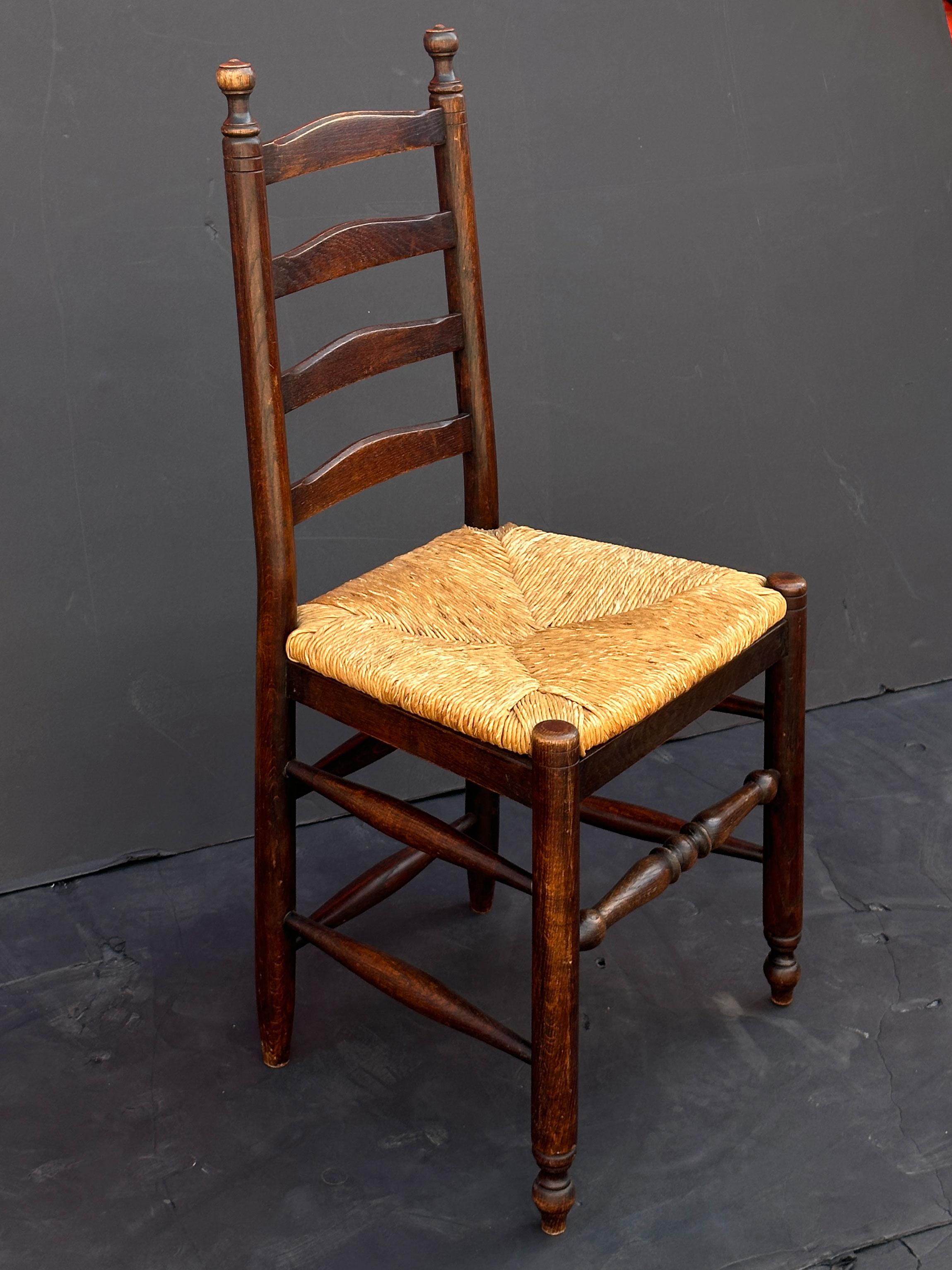 Tourné Ensemble de huit chaises anglaises à dossier échelonné et à assise en jonc en vente