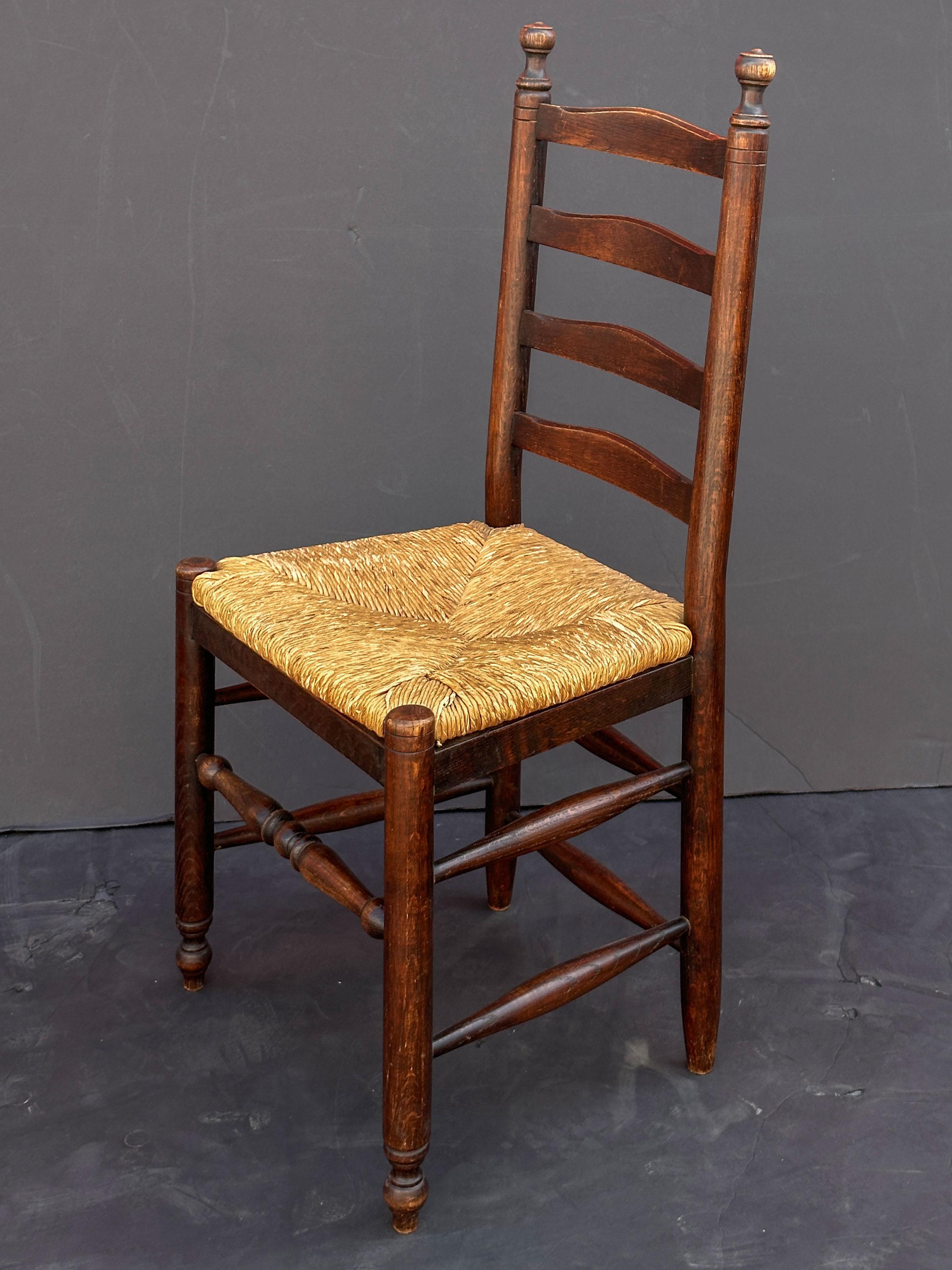Ensemble de huit chaises anglaises à dossier échelonné et à assise en jonc Bon état - En vente à Austin, TX