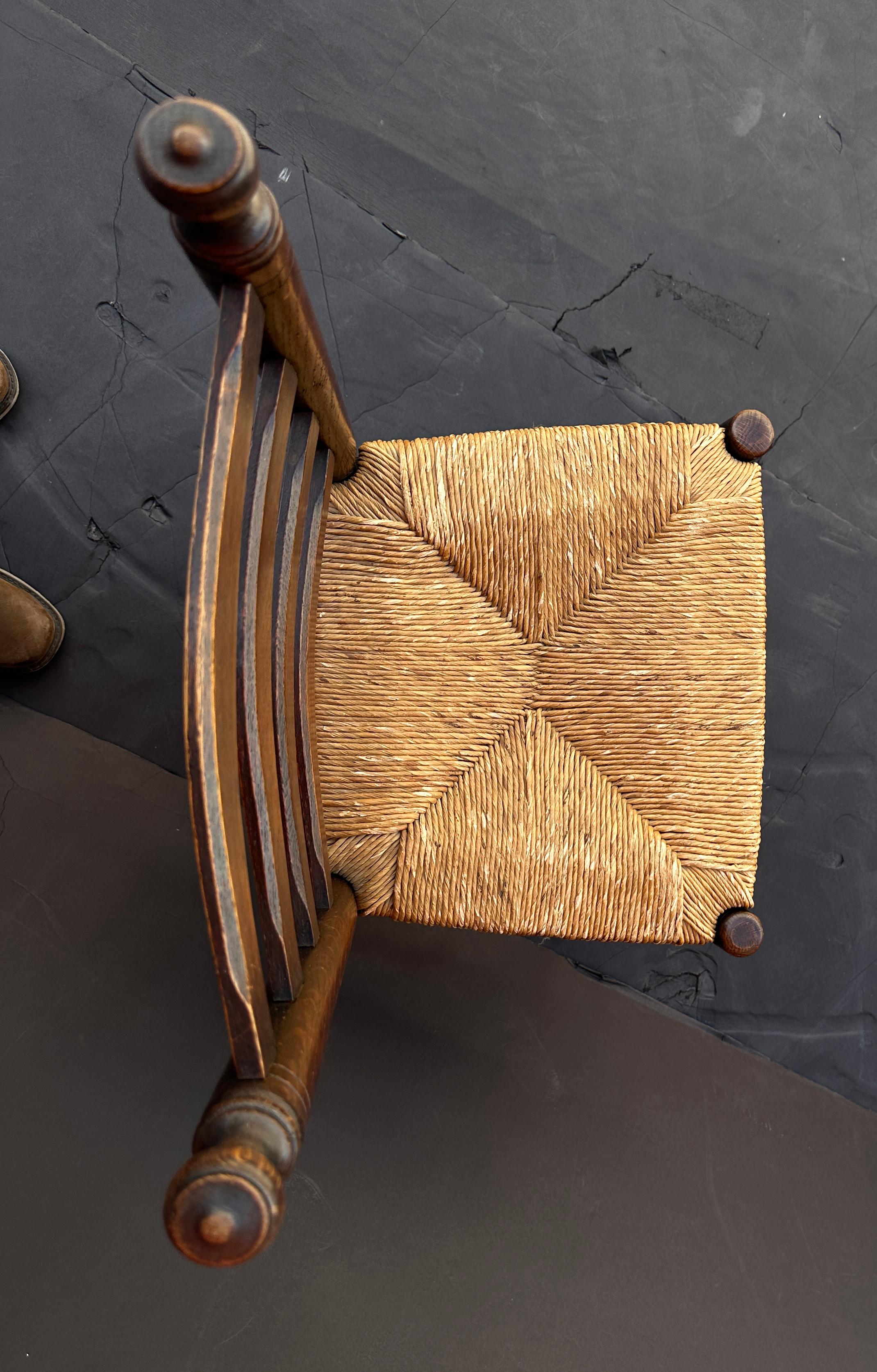 Ensemble de huit chaises anglaises à dossier échelonné et à assise en jonc en vente 3
