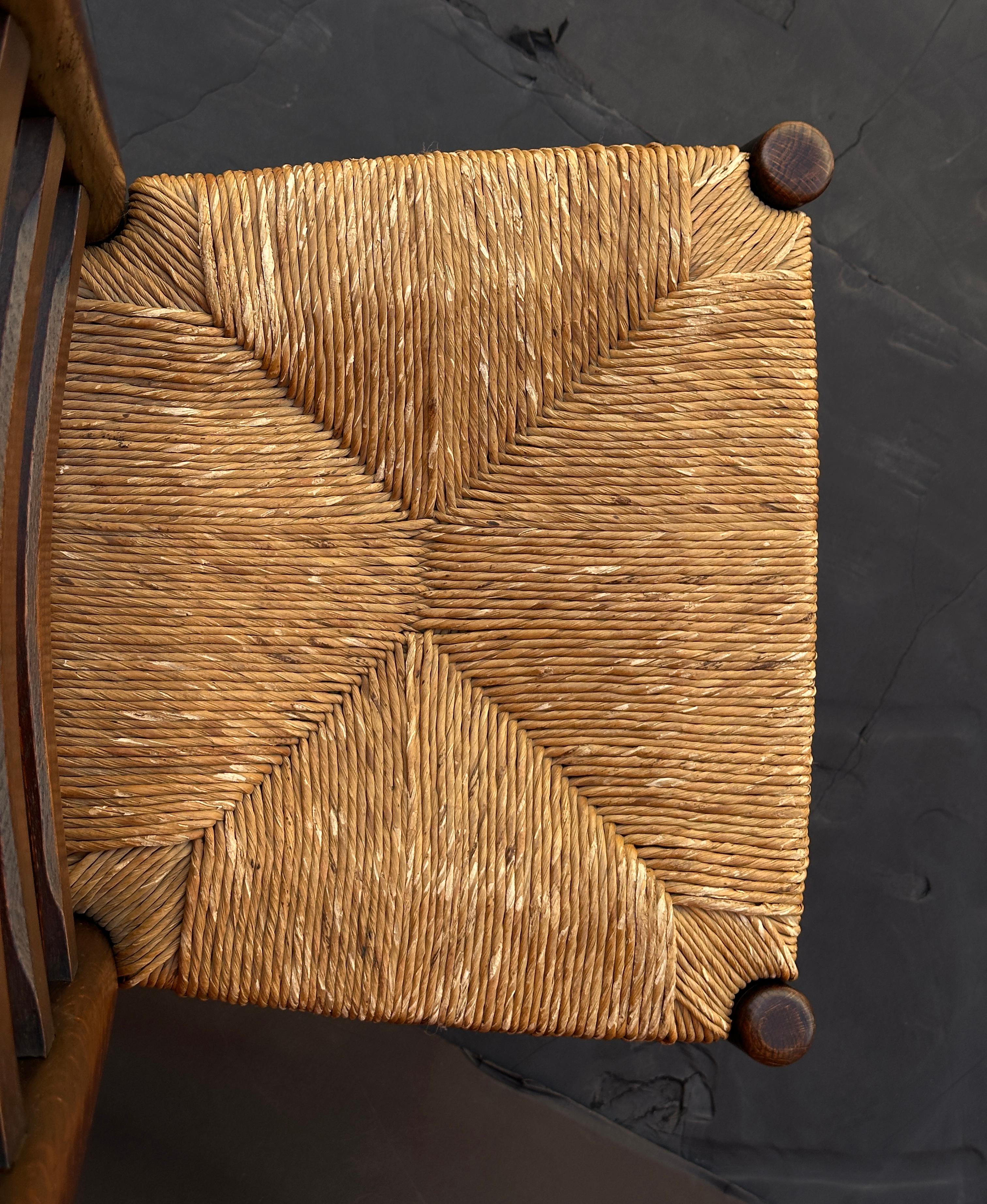 Ensemble de huit chaises anglaises à dossier échelonné et à assise en jonc en vente 4