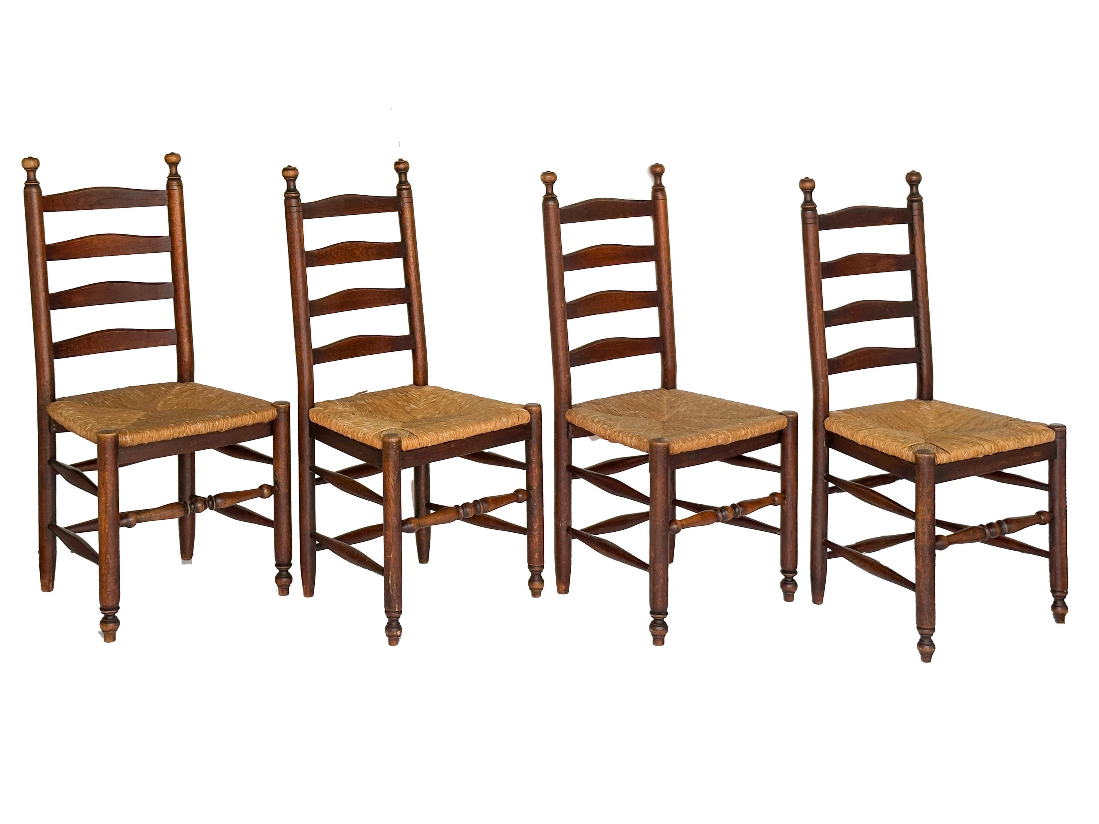 Un bel ensemble de huit chaises anglaises en bois à dossier en échelle avec de belles assises en jonc tressé. 
Pieds et supports joliment tournés, légères variations d'une chaise à l'autre.

Un look classique et rustique de campagne anglaise ou de