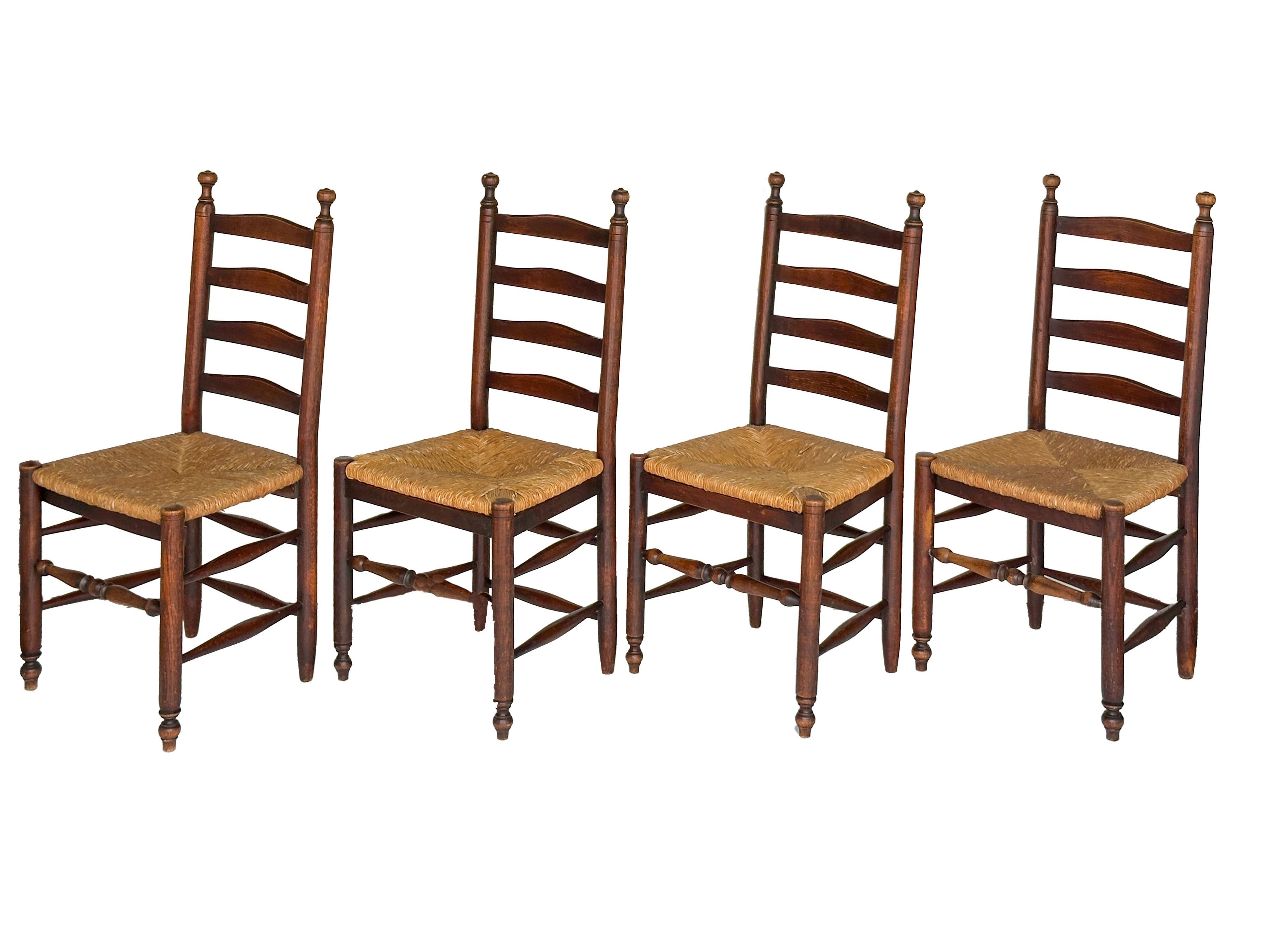 Anglais Ensemble de huit chaises anglaises à dossier échelonné et à assise en jonc en vente