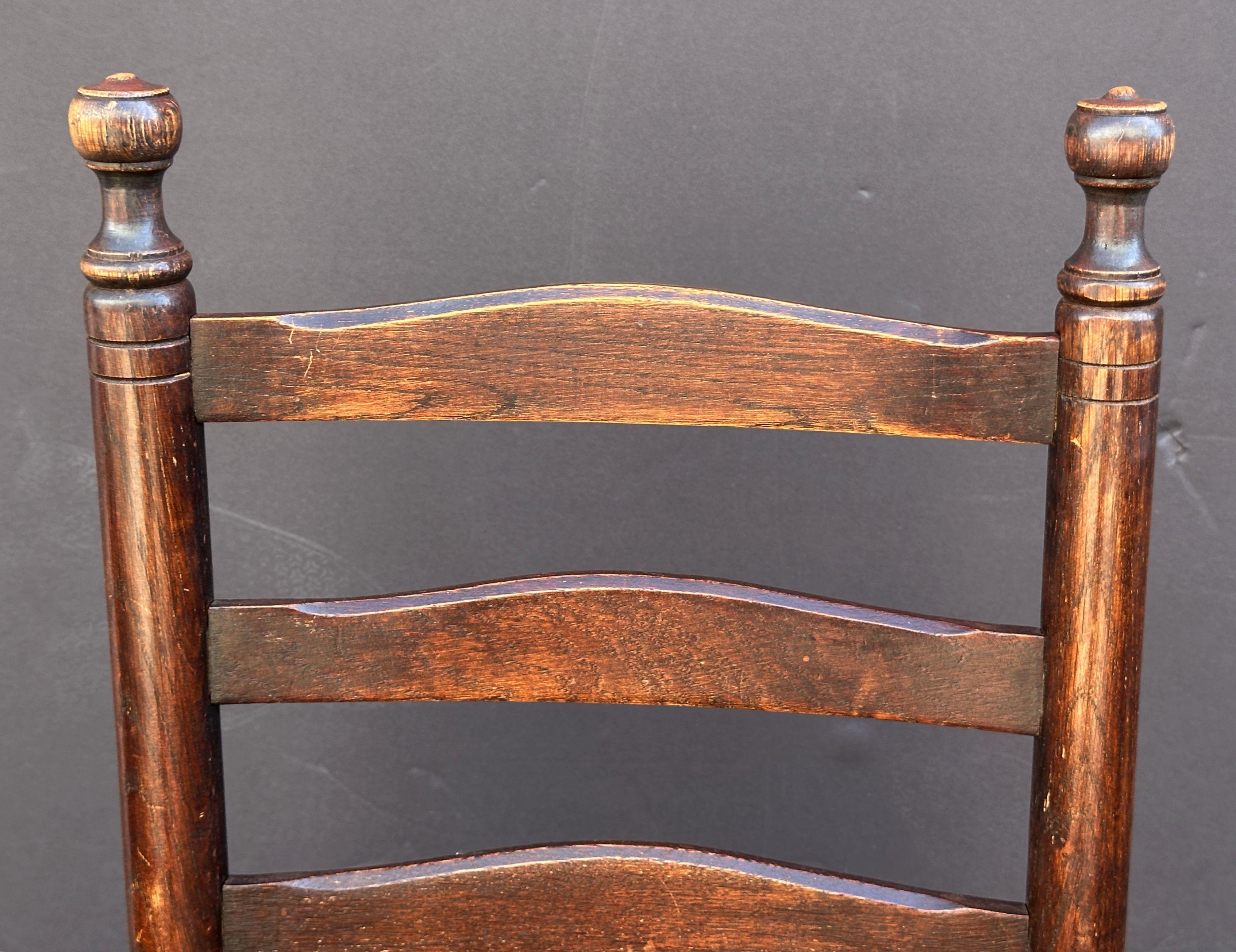 XIXe siècle Ensemble de huit chaises anglaises à dossier échelonné et à assise en jonc en vente