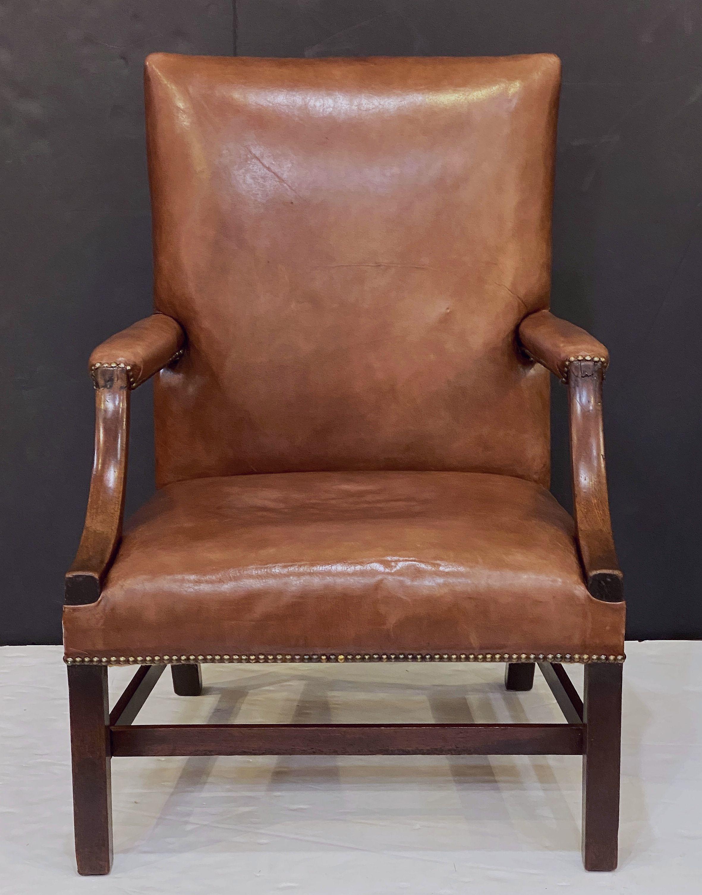 Large fauteuil ou chaise de bibliothèque anglais en cuir dans le style de George III en vente 1
