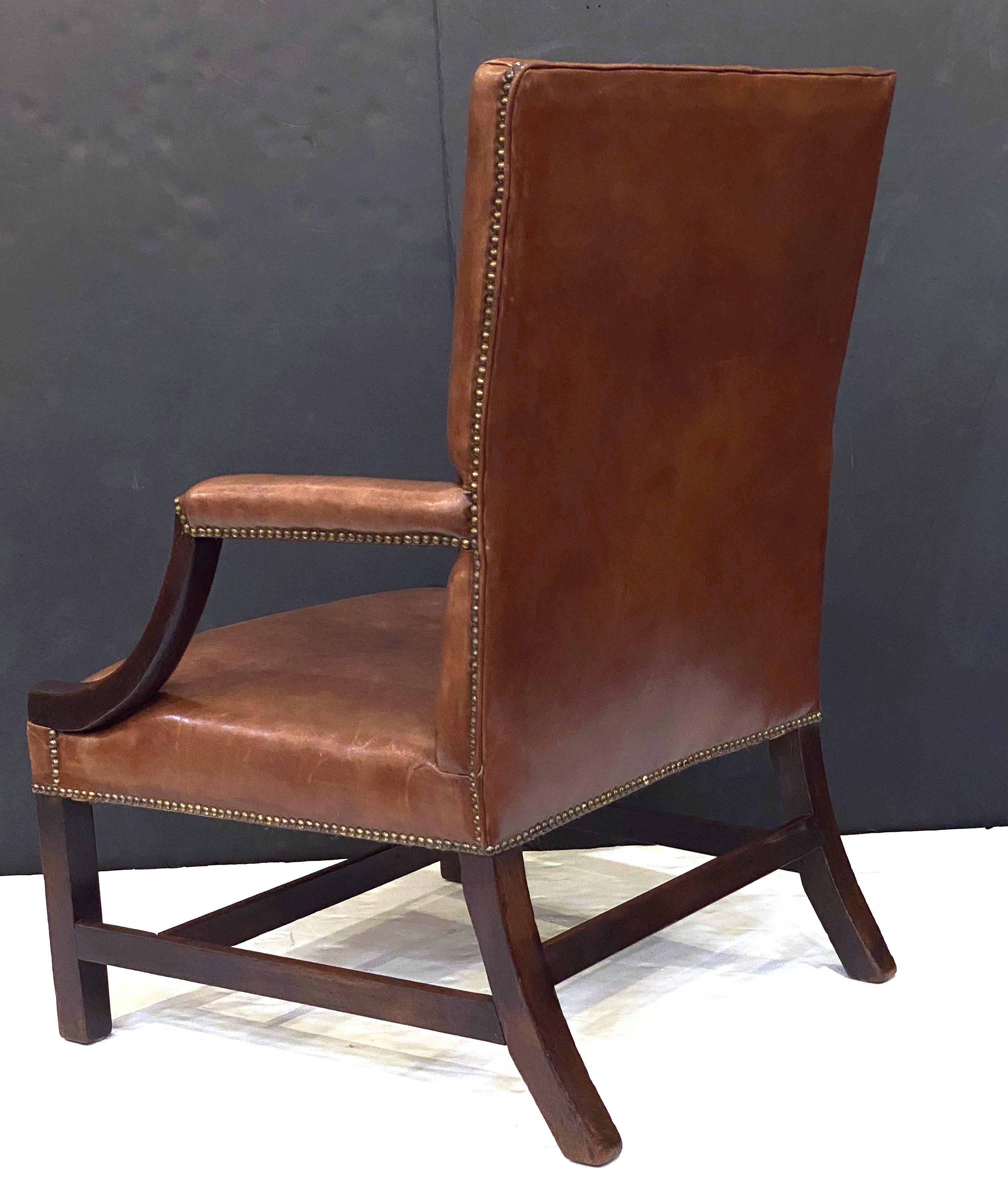 20ième siècle Large fauteuil ou chaise de bibliothèque anglais en cuir dans le style de George III en vente