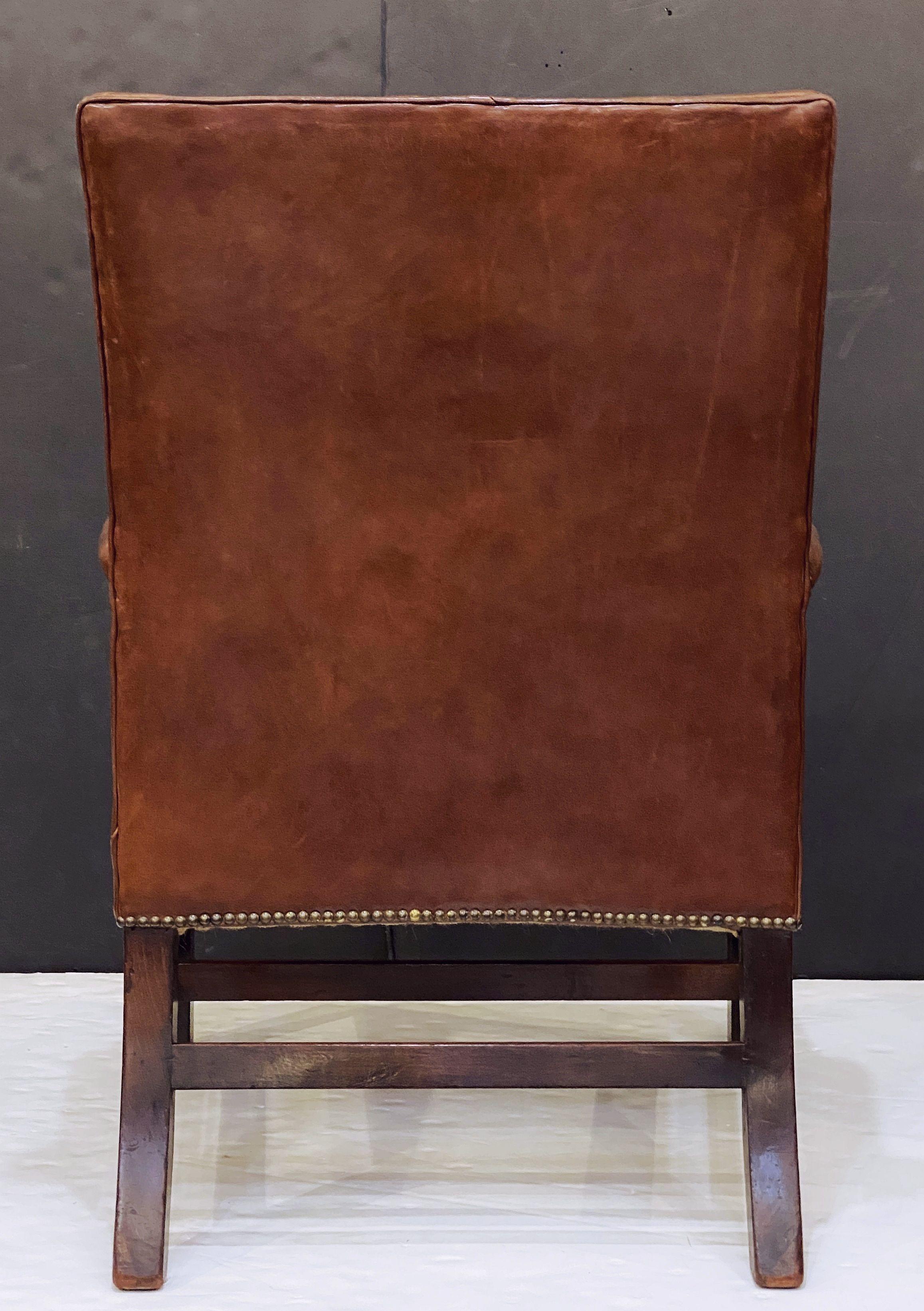 Large fauteuil ou chaise de bibliothèque anglais en cuir dans le style de George III en vente 2