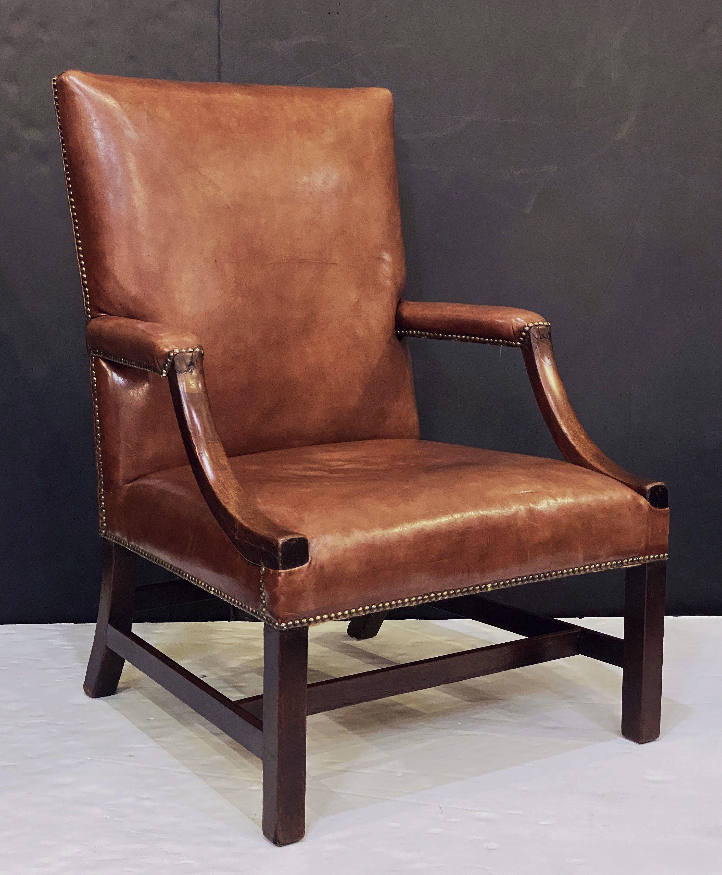 Large fauteuil ou chaise de bibliothèque anglais en cuir dans le style de George III en vente 4