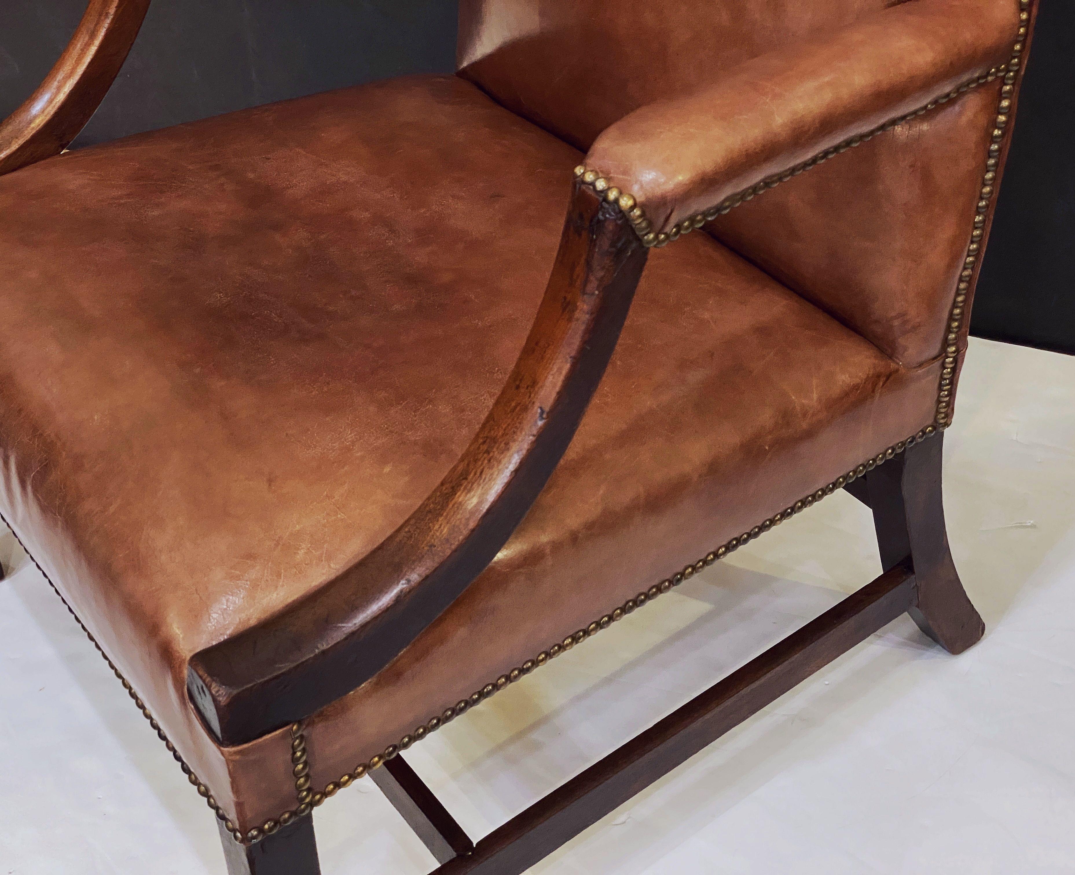 Large fauteuil ou chaise de bibliothèque anglais en cuir dans le style de George III en vente 3