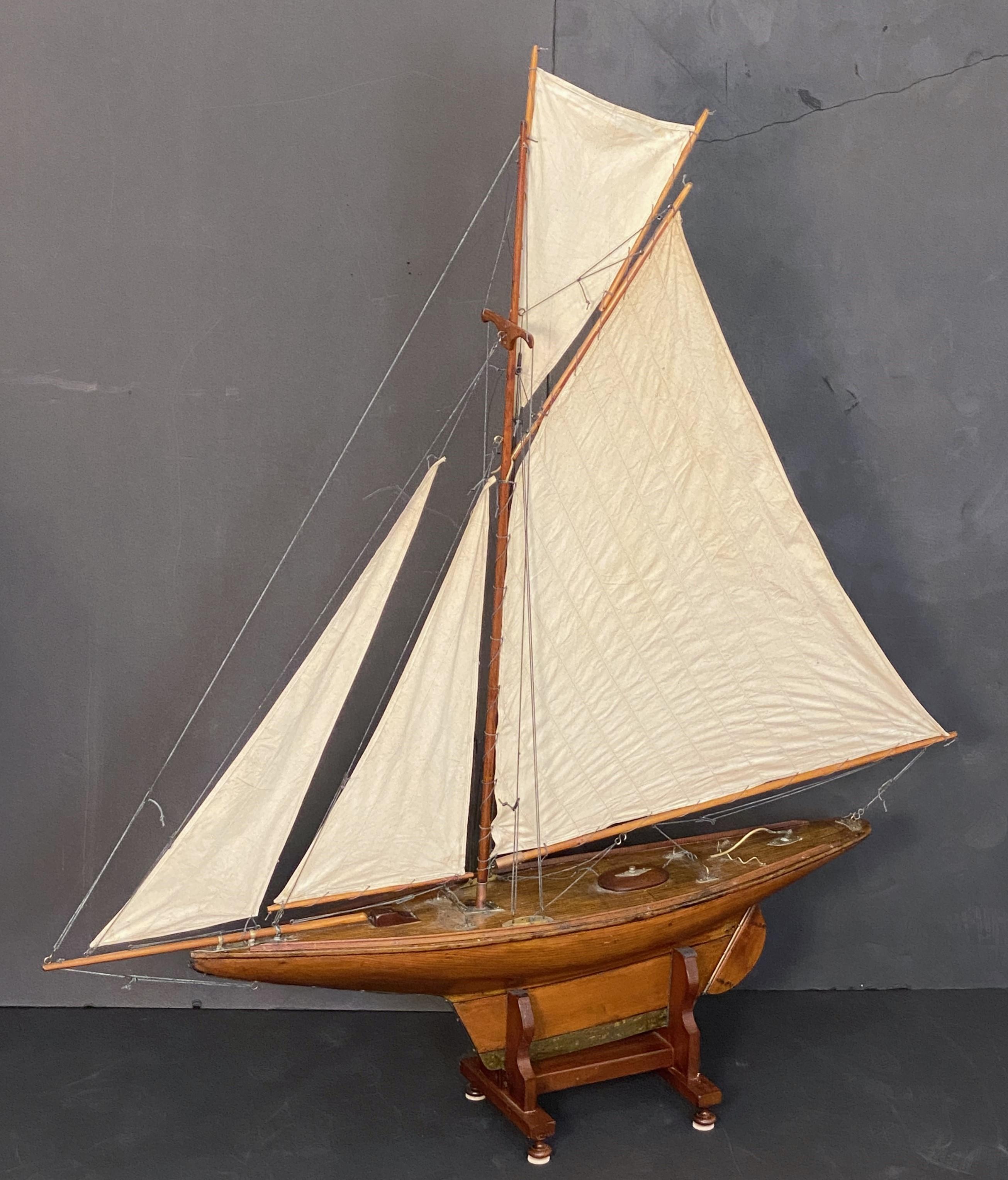 20ième siècle Bateau à voile anglais sur pied de l'époque édouardienne (H 61 1/2 x L 56) en vente