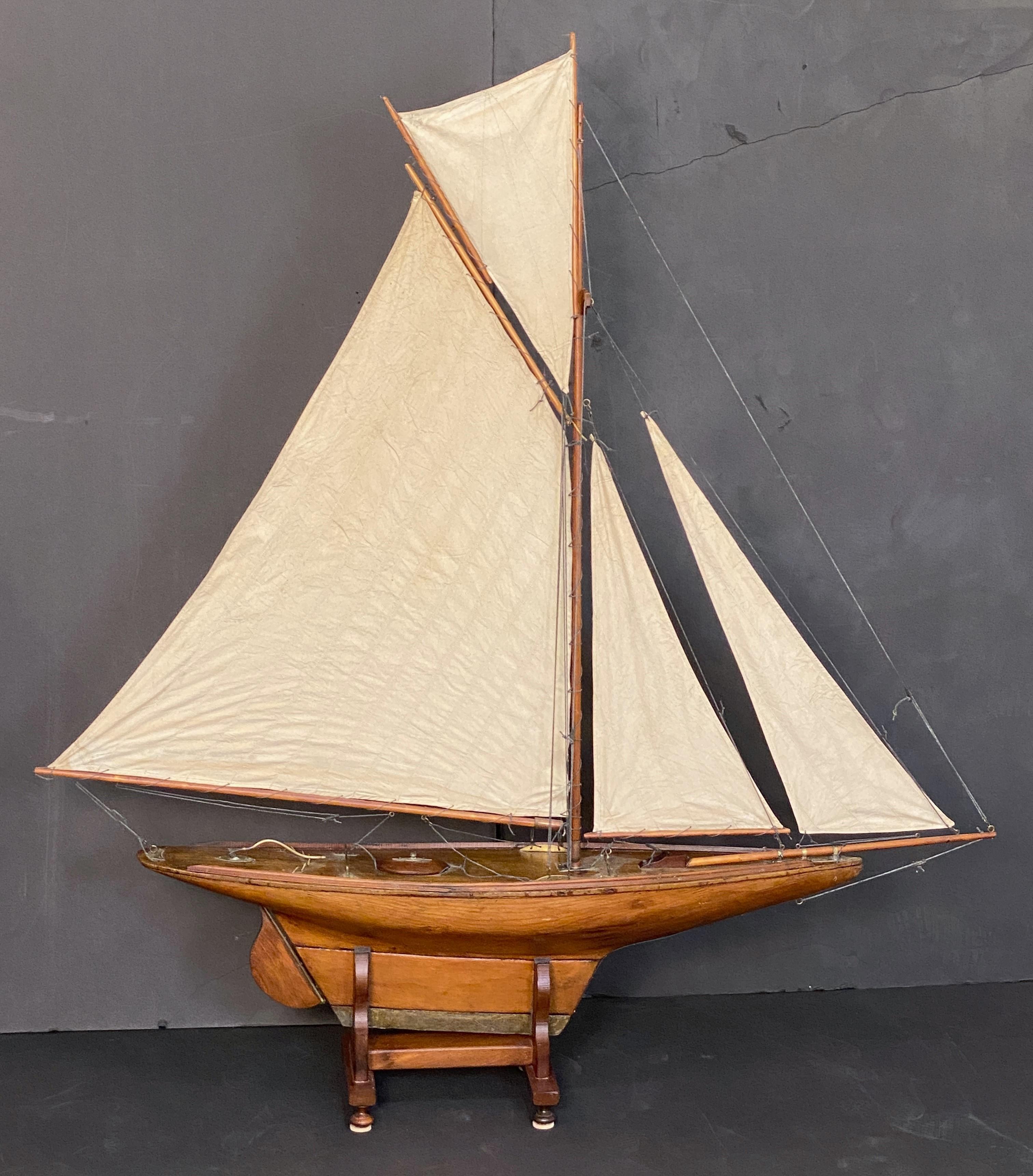 Édouardien Bateau à voile anglais sur pied de l'époque édouardienne (H 61 1/2 x L 56) en vente