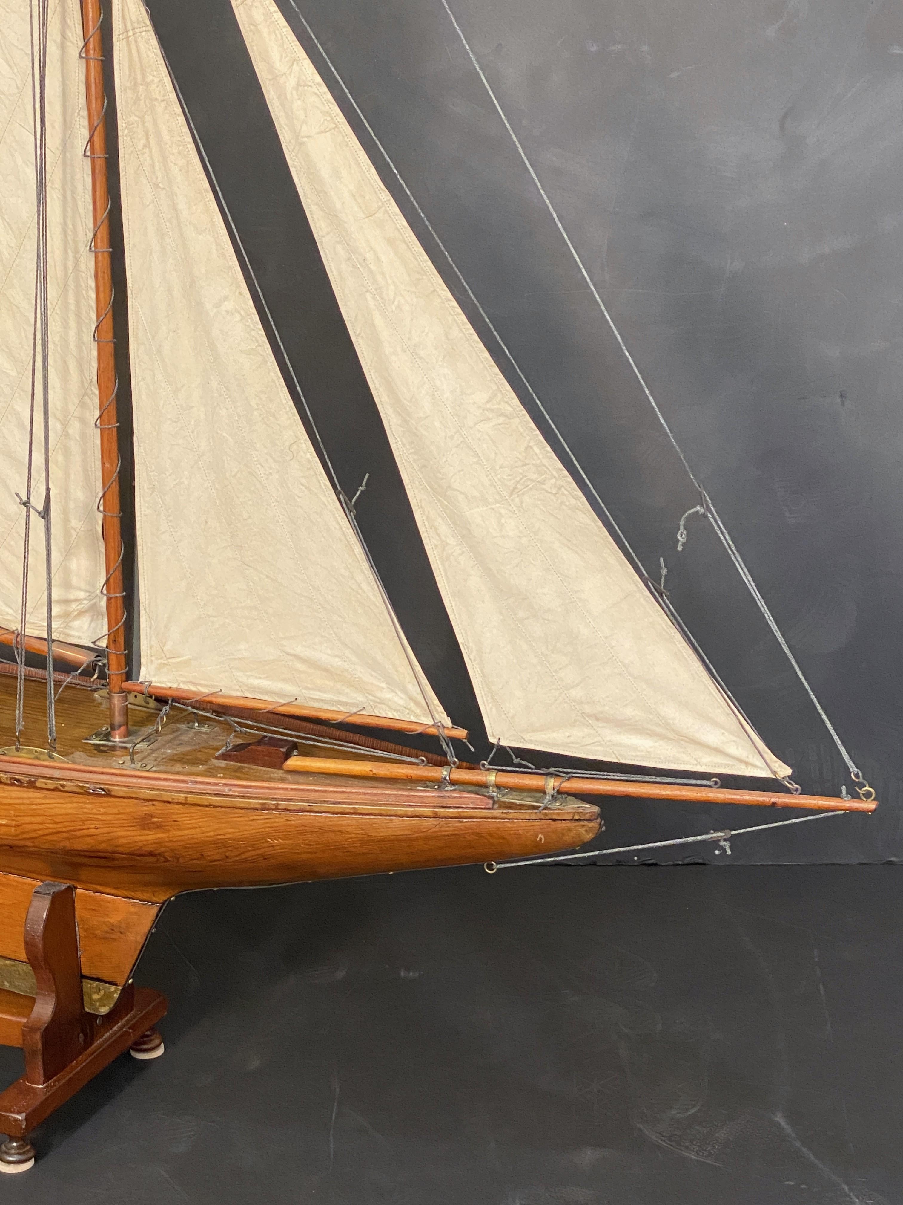 Bateau à voile anglais sur pied de l'époque édouardienne (H 61 1/2 x L 56) Bon état - En vente à Austin, TX