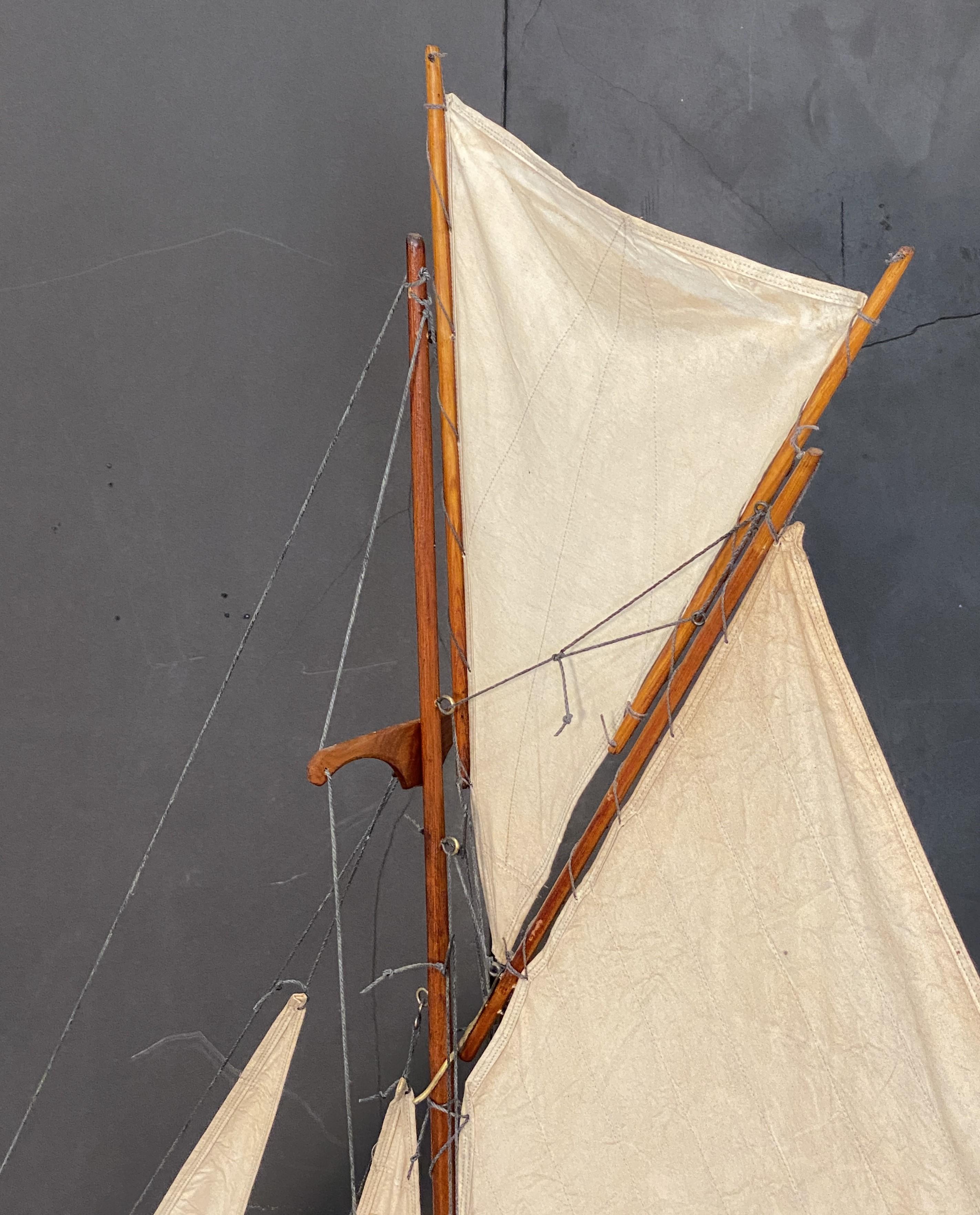 Bateau à voile anglais sur pied de l'époque édouardienne (H 61 1/2 x L 56) en vente 2