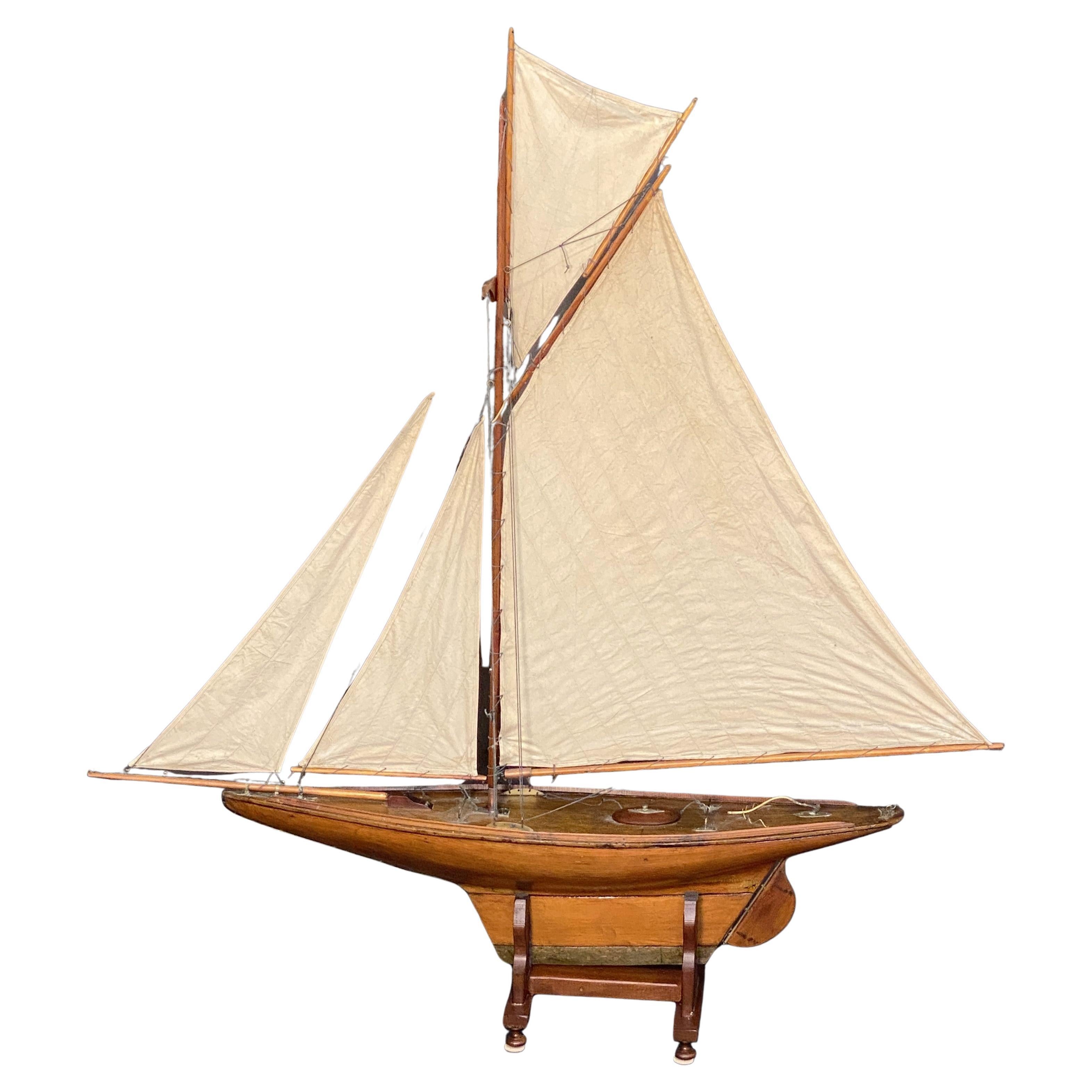 Métal Bateau à voile anglais sur pied de l'époque édouardienne (H 61 1/2 x L 56) en vente