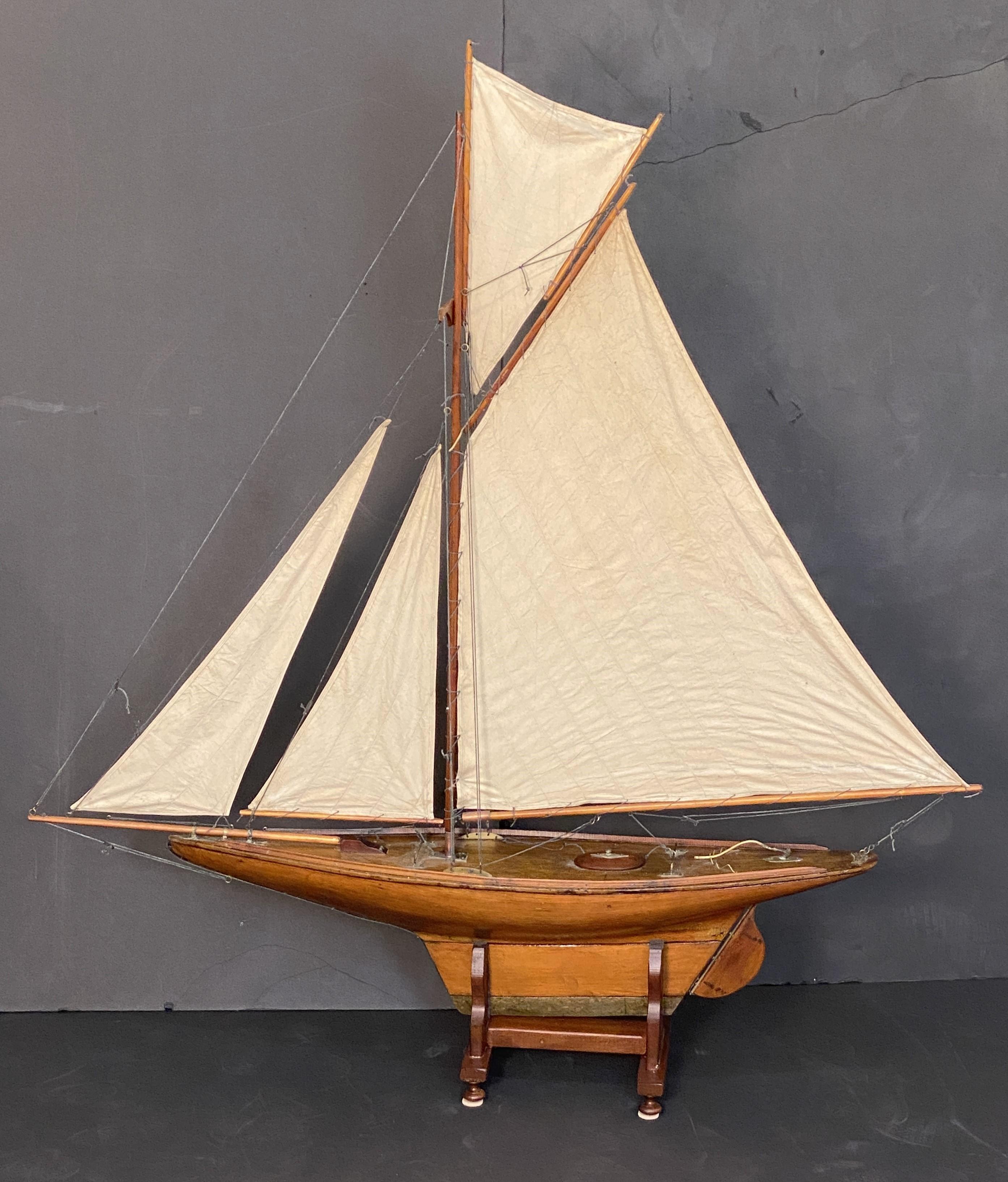 Un beau grand yacht anglais de l'époque édouardienne, fabriqué à la main en bois et en laiton et doté de voiles et d'accessoires en tissu d'époque.

Présenté sur un support séparé et adapté.

La hauteur et la profondeur comprennent le