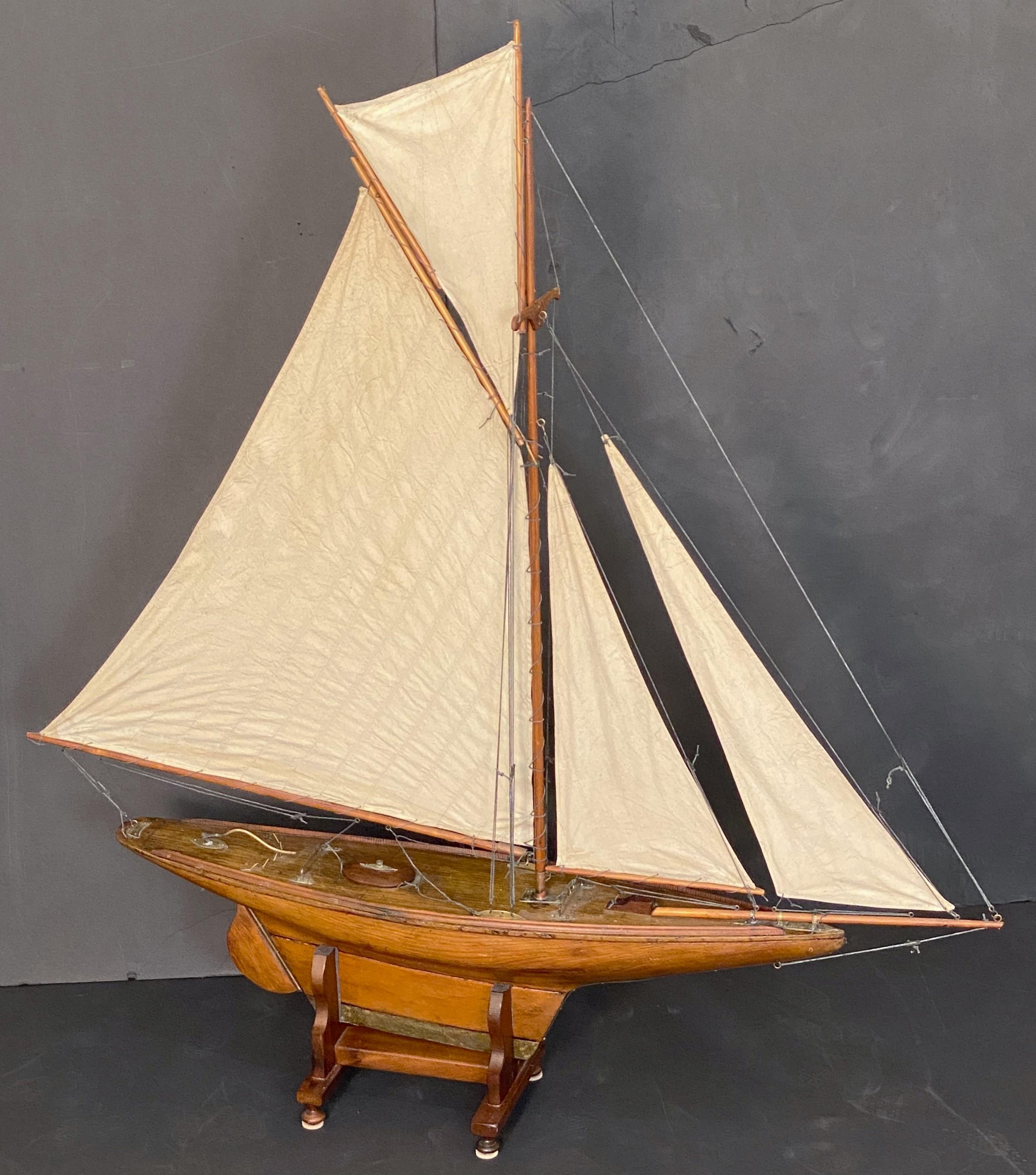 Bateau à voile anglais sur pied de l'époque édouardienne (H 61 1/2 x L 56) en vente 1