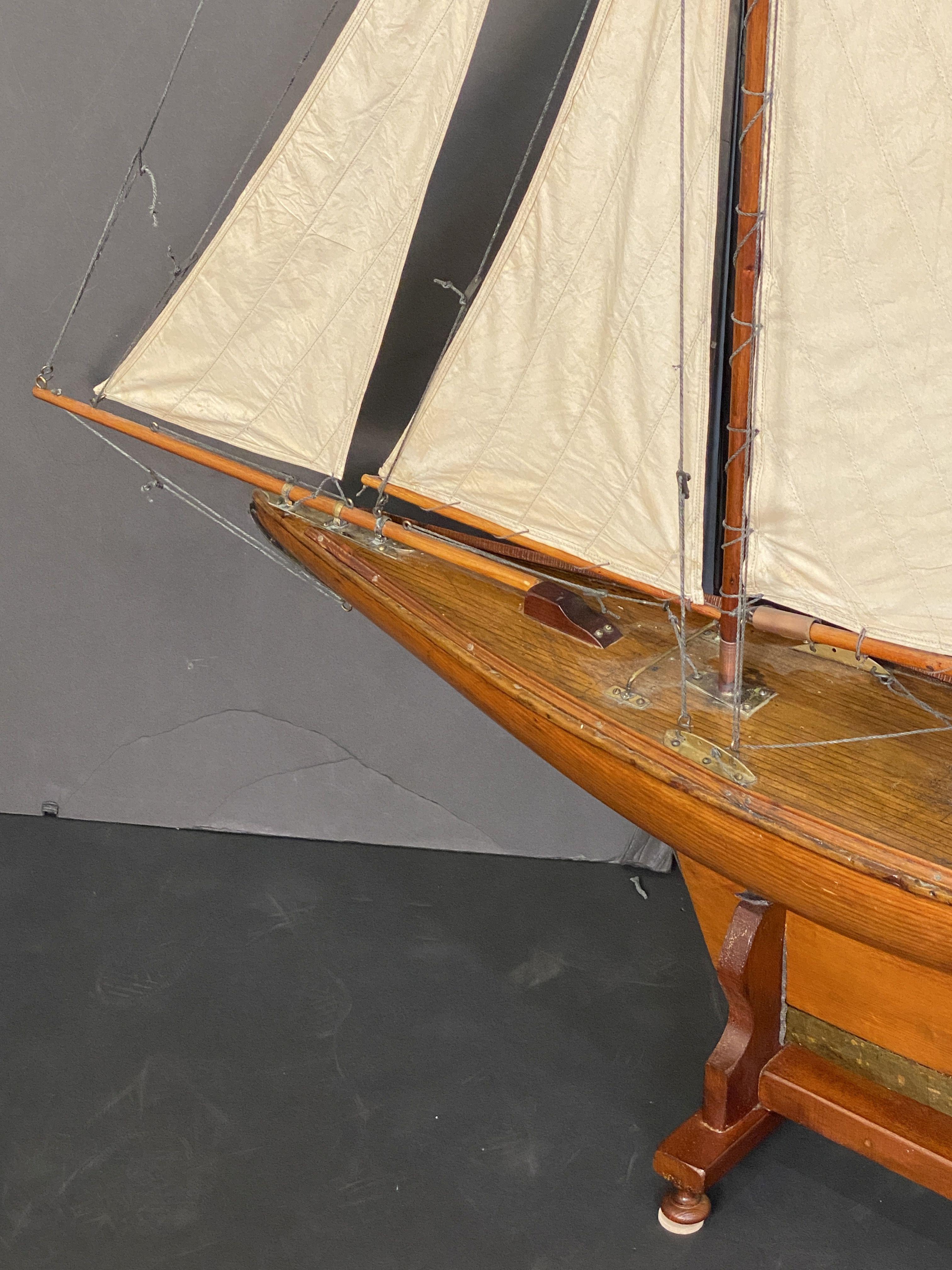Bateau à voile anglais sur pied de l'époque édouardienne (H 61 1/2 x L 56) en vente 3