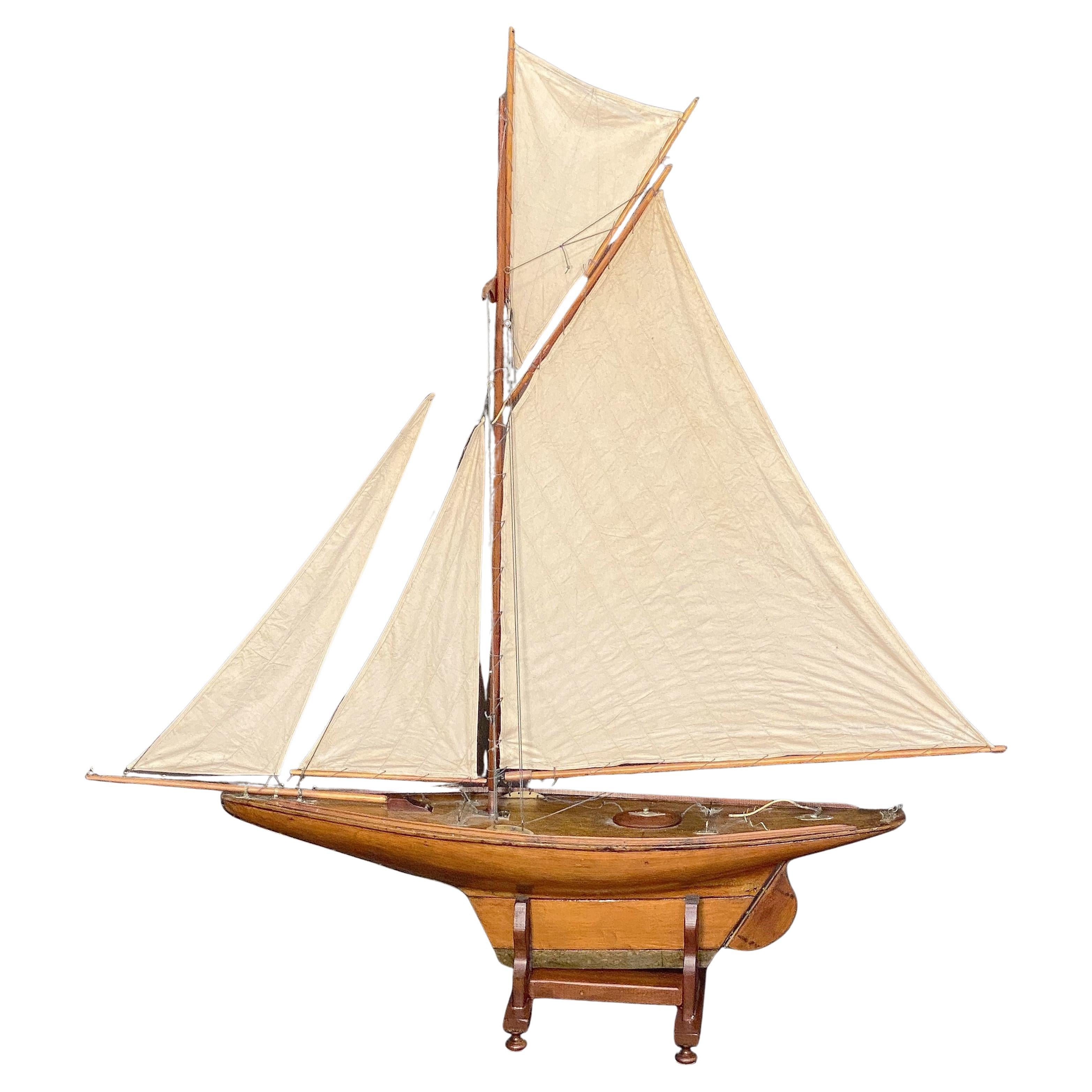 Englische Teichsegeljacht auf Ständer aus der Edwardianischen Ära (H 61 1/2 x B 56)