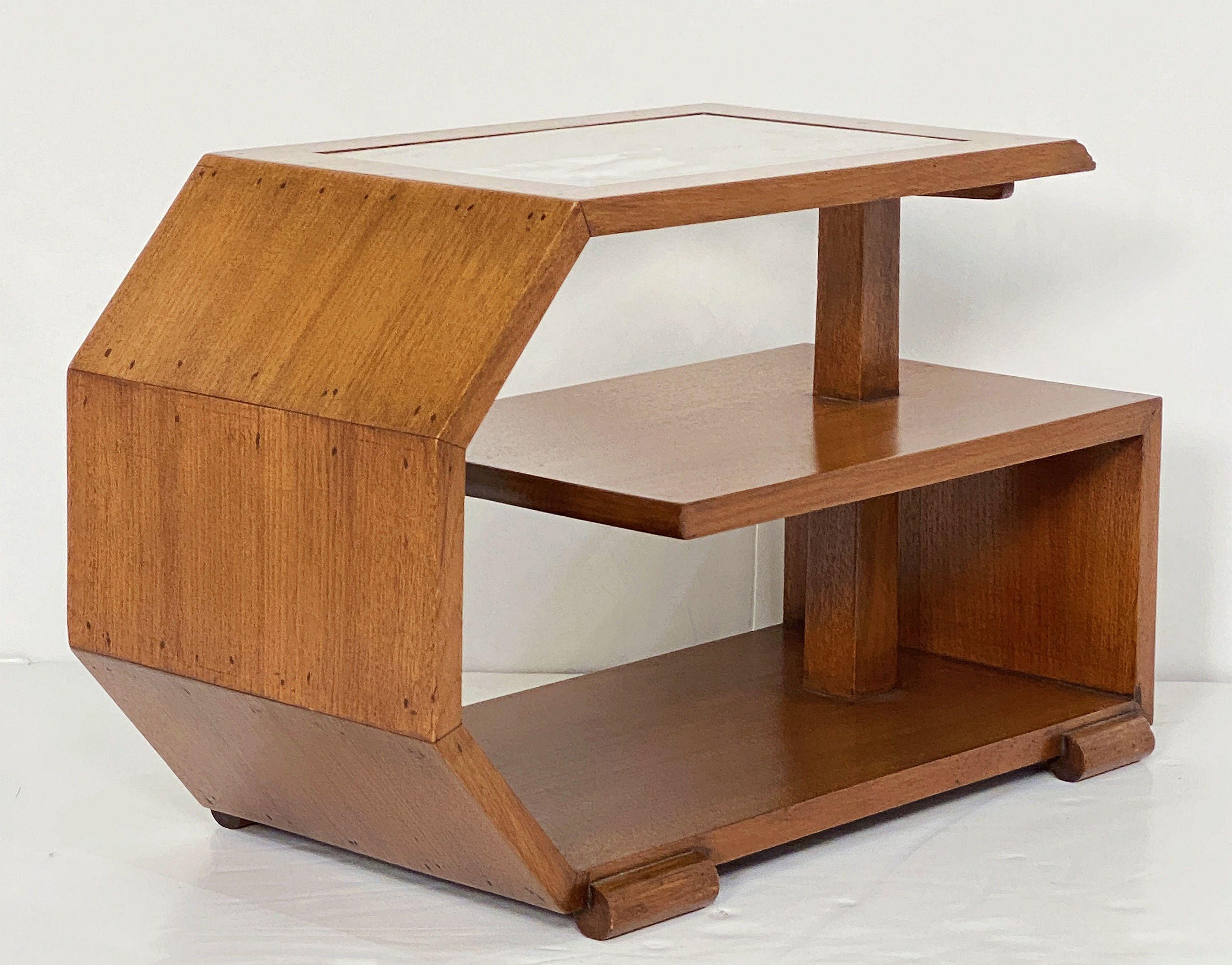 Français Paire de tables d'appoint Art Déco avec plateaux en verre gravé en vente