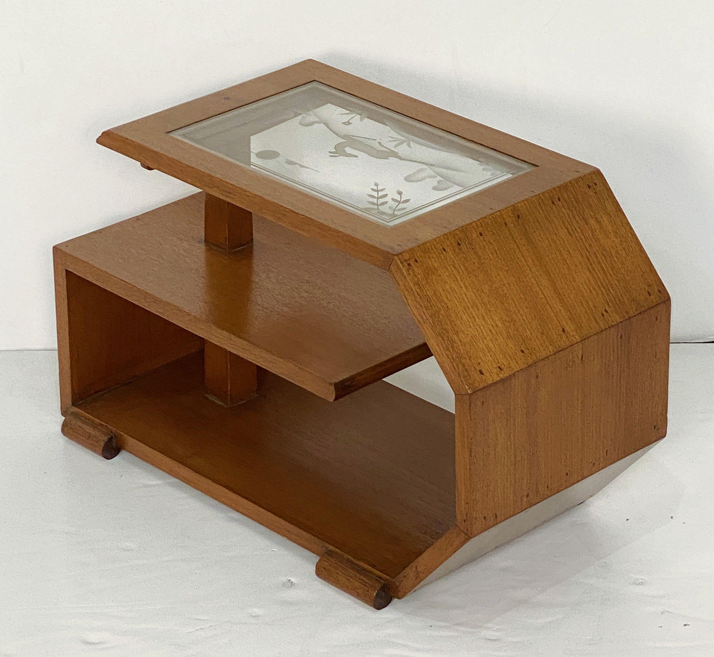 Buriné Paire de tables d'appoint Art Déco avec plateaux en verre gravé en vente