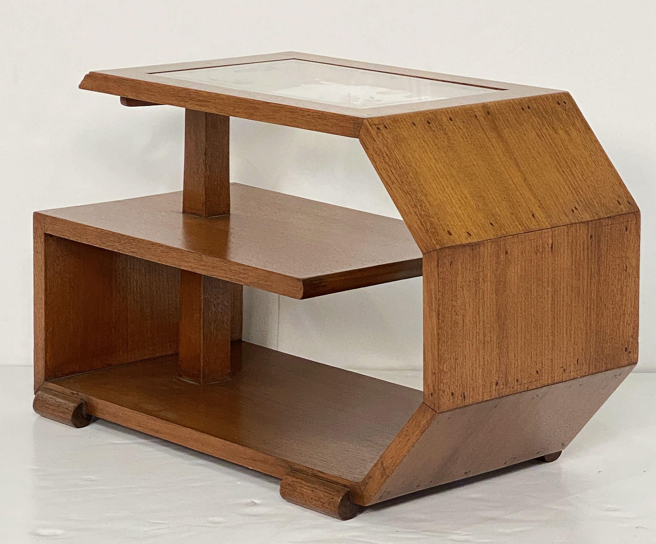 Paire de tables d'appoint Art Déco avec plateaux en verre gravé Bon état - En vente à Austin, TX