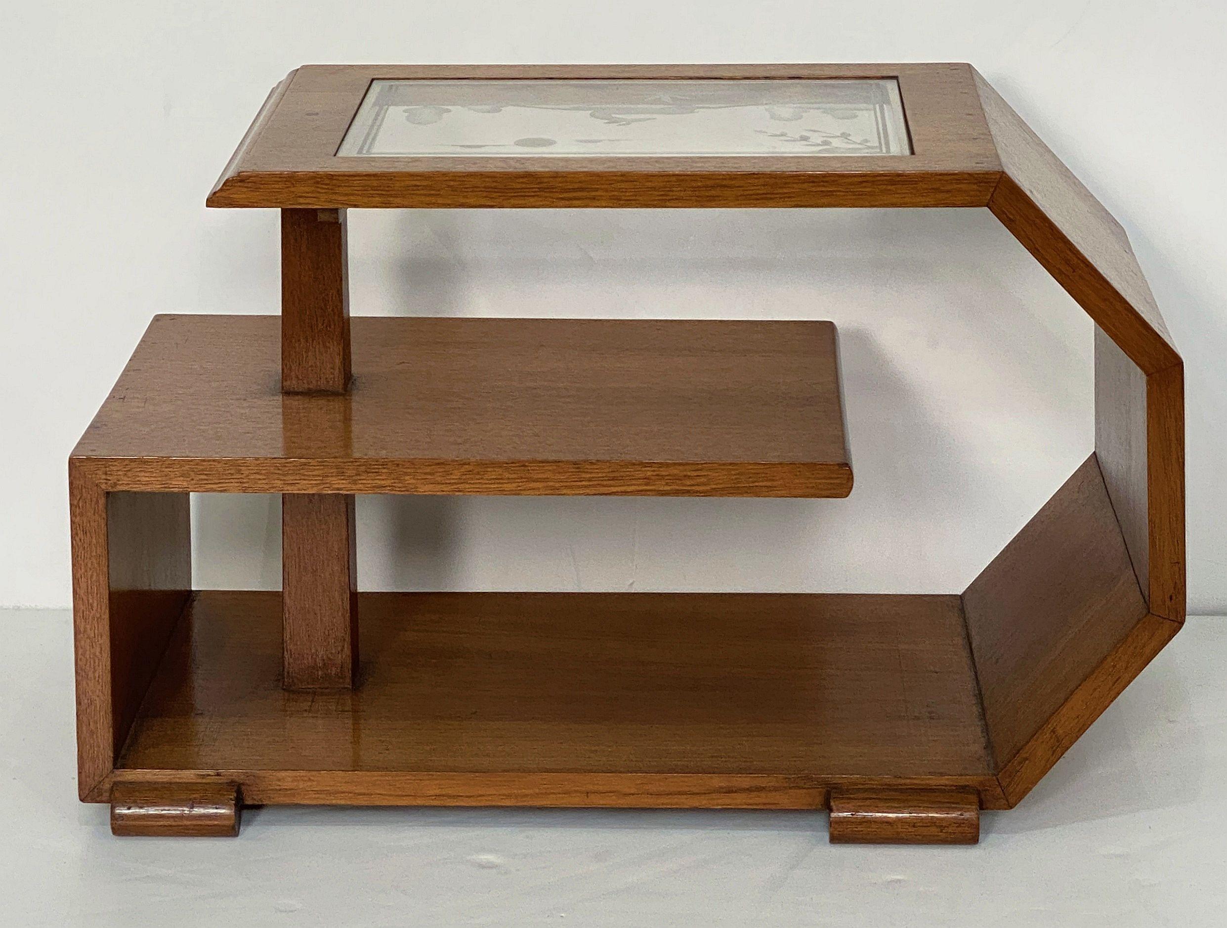 Verre Paire de tables d'appoint Art Déco avec plateaux en verre gravé en vente
