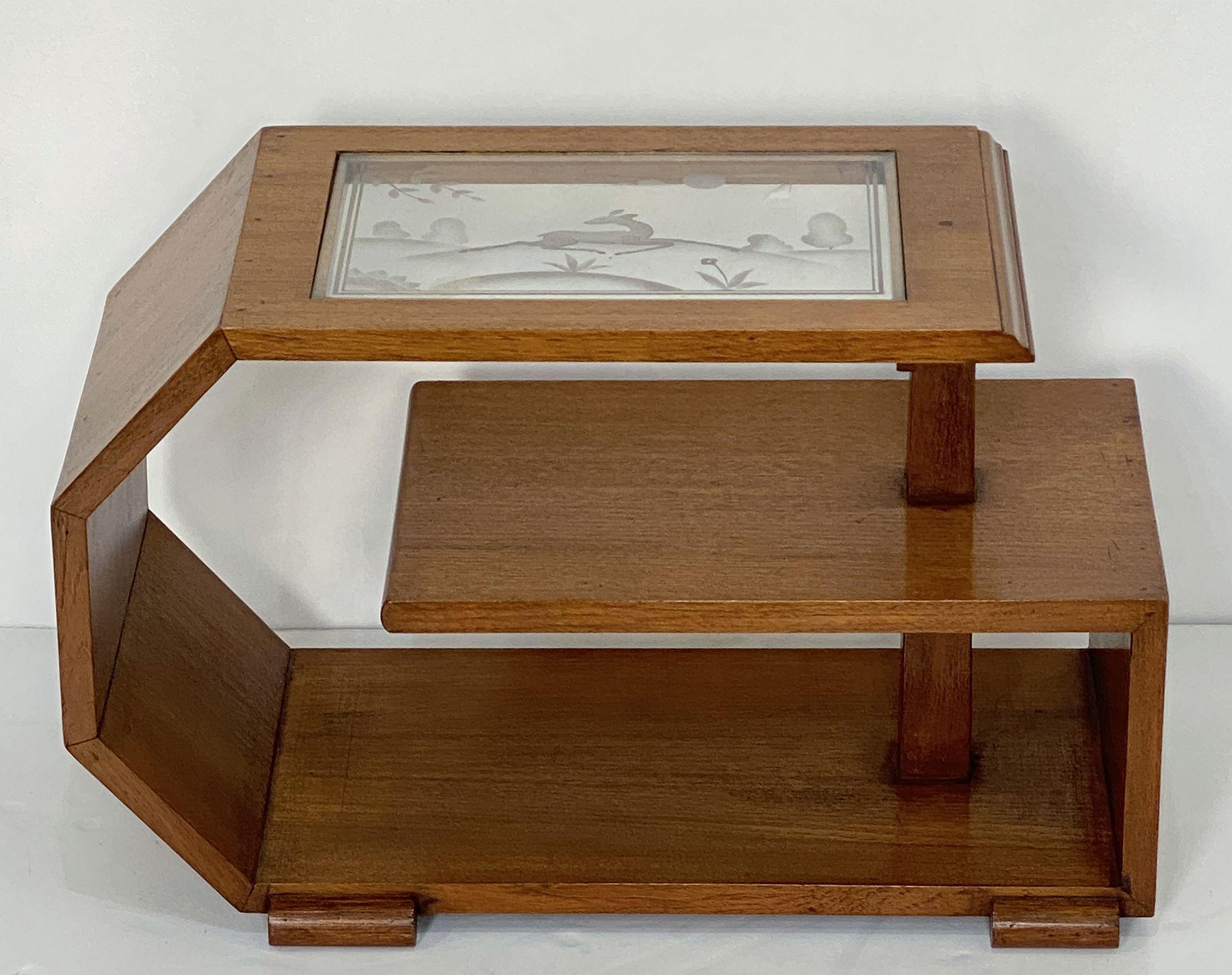 Paire de tables d'appoint Art Déco avec plateaux en verre gravé en vente 1