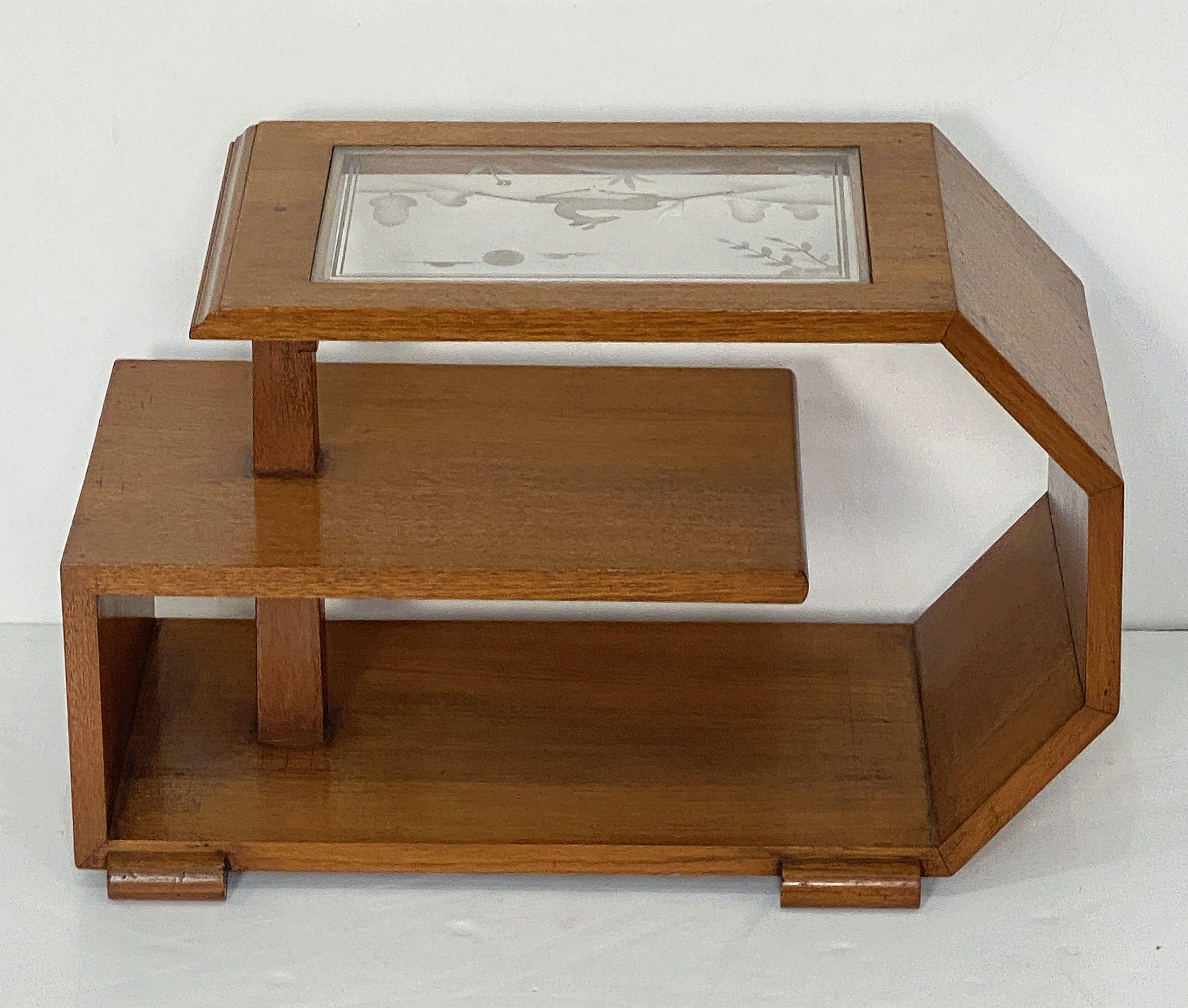 20ième siècle Paire de tables d'appoint Art Déco avec plateaux en verre gravé en vente