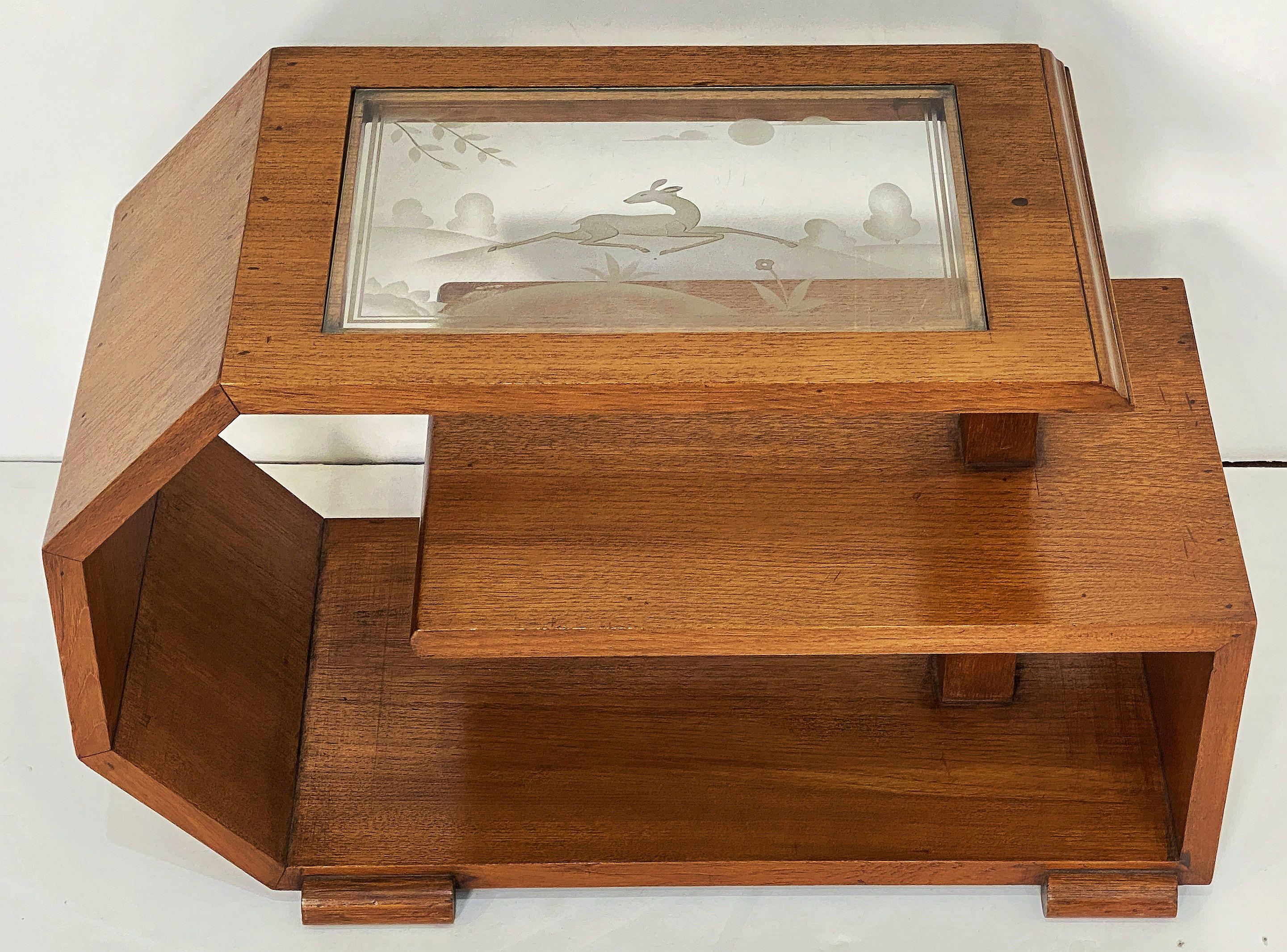 Paire de tables d'appoint Art Déco avec plateaux en verre gravé en vente 6