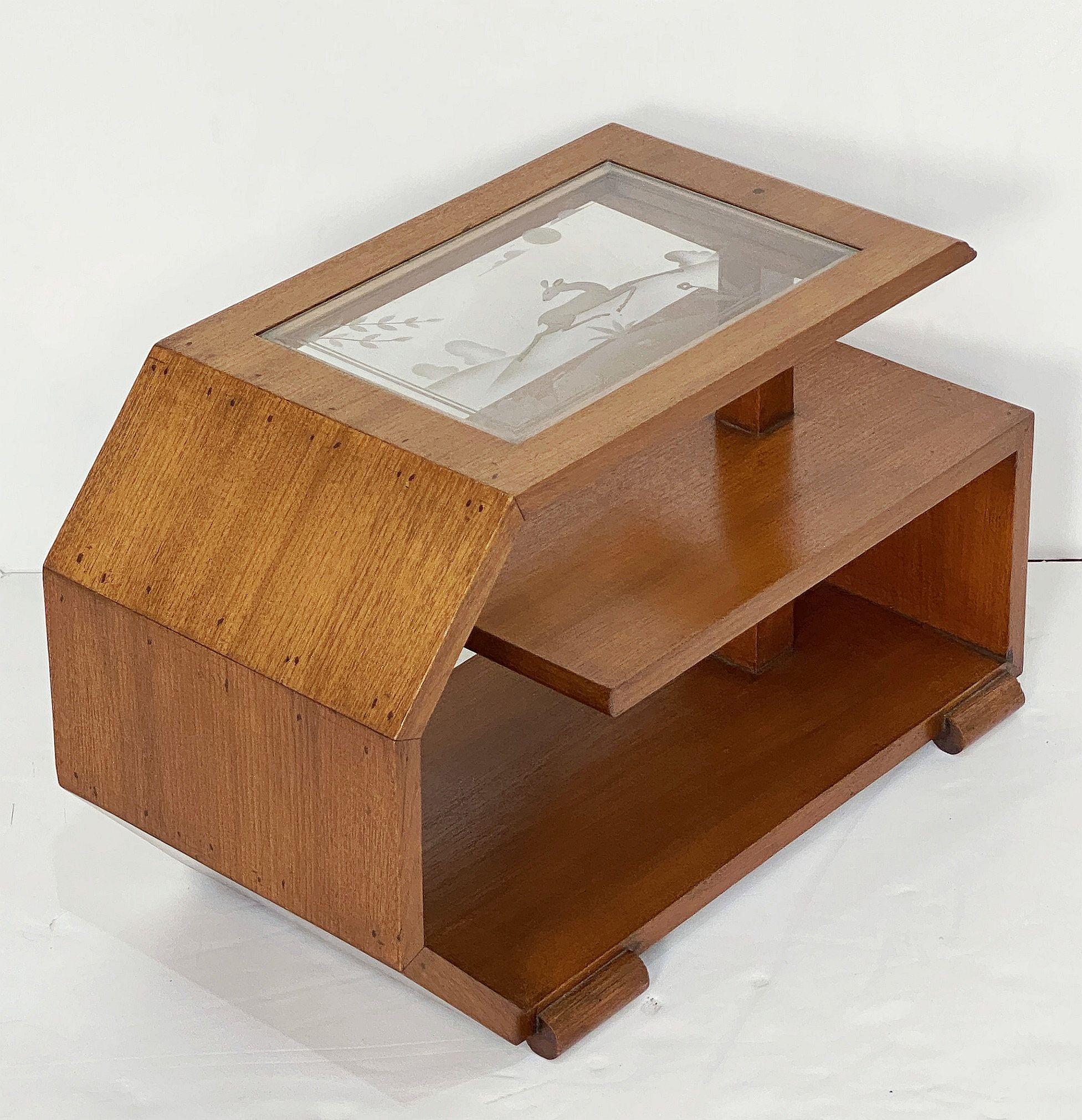 Paire de tables d'appoint Art Déco avec plateaux en verre gravé en vente 9