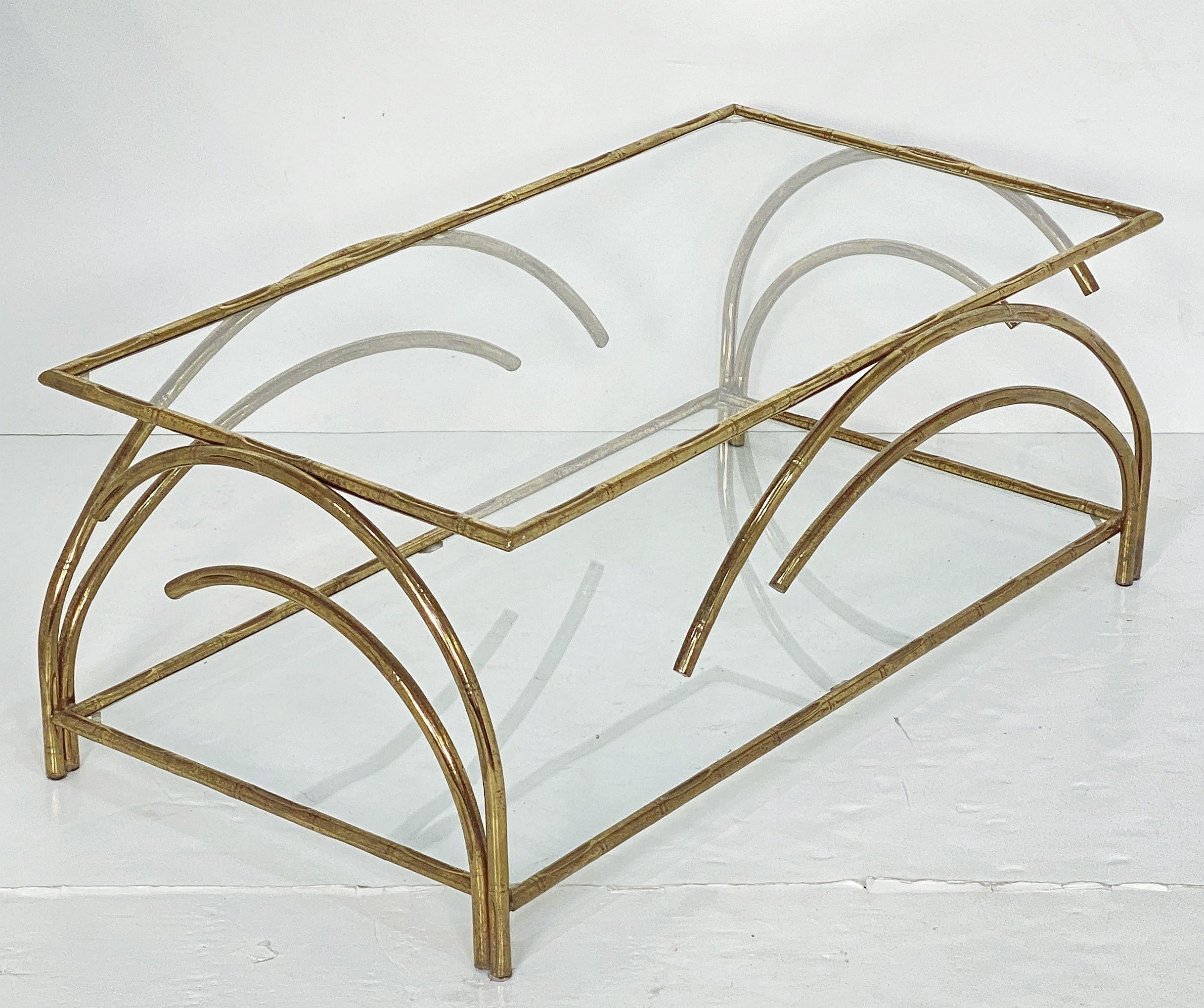 Table basse, de salon ou de cocktail rectangulaire de style moderne français, dotée d'une structure à deux niveaux en laiton patiné et d'une forme moderniste élégante, rehaussée d'un motif en faux bambou et de deux panneaux de verre encastrés